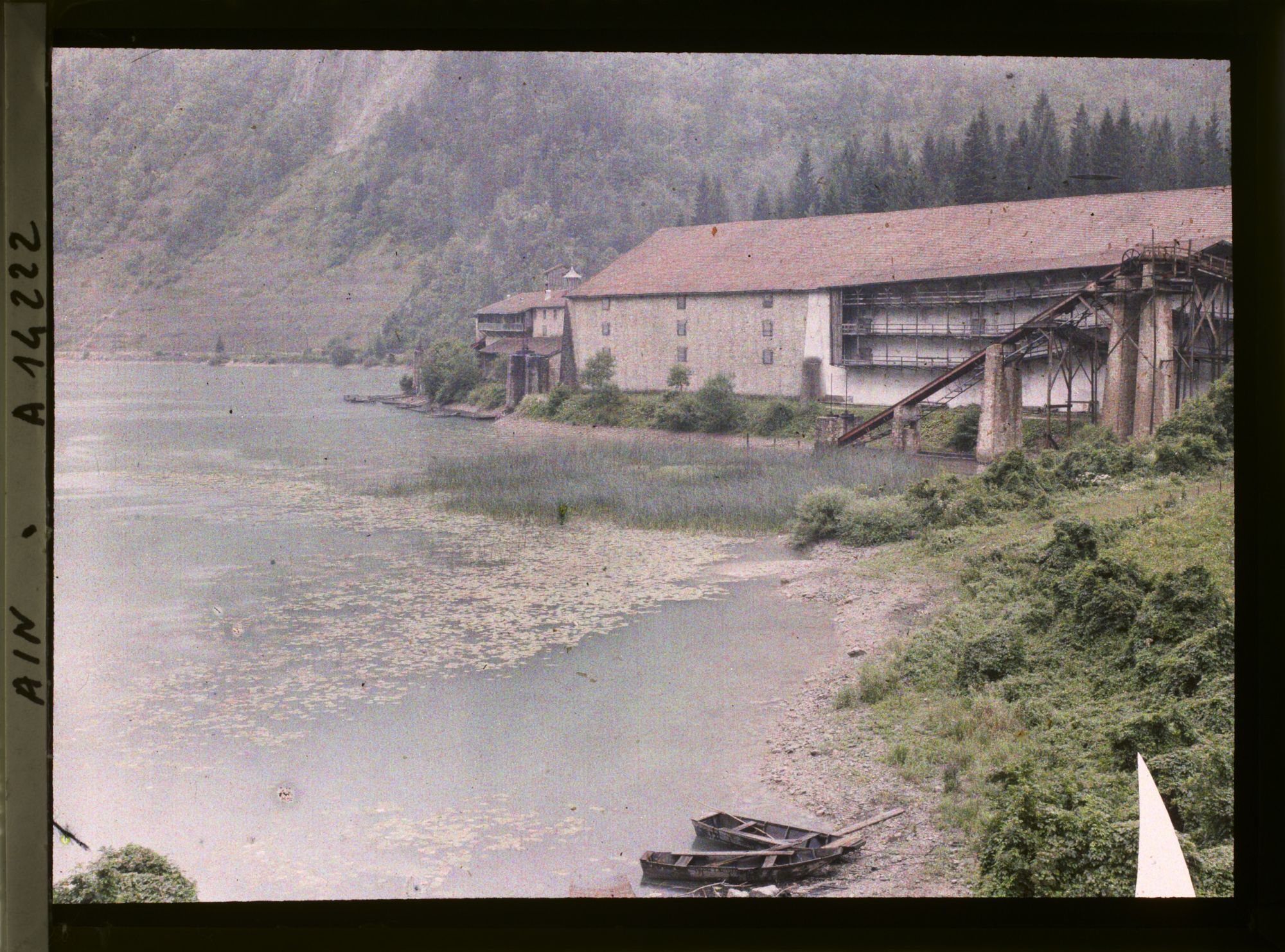 Image représentant Les glacières au bord du lac de Sylans