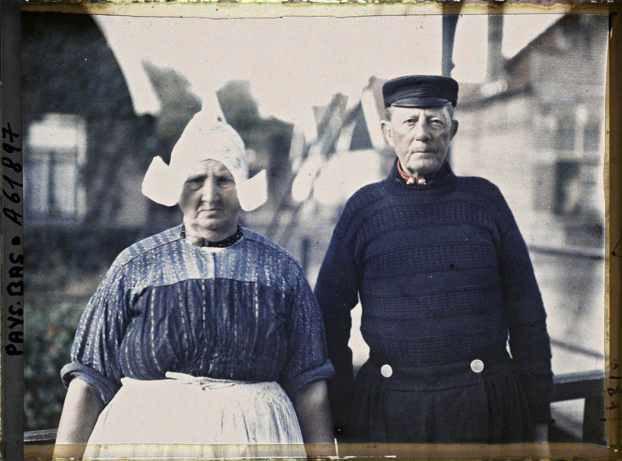 Image représentant Un pêcheur et son épouse portant le costume traditionnel