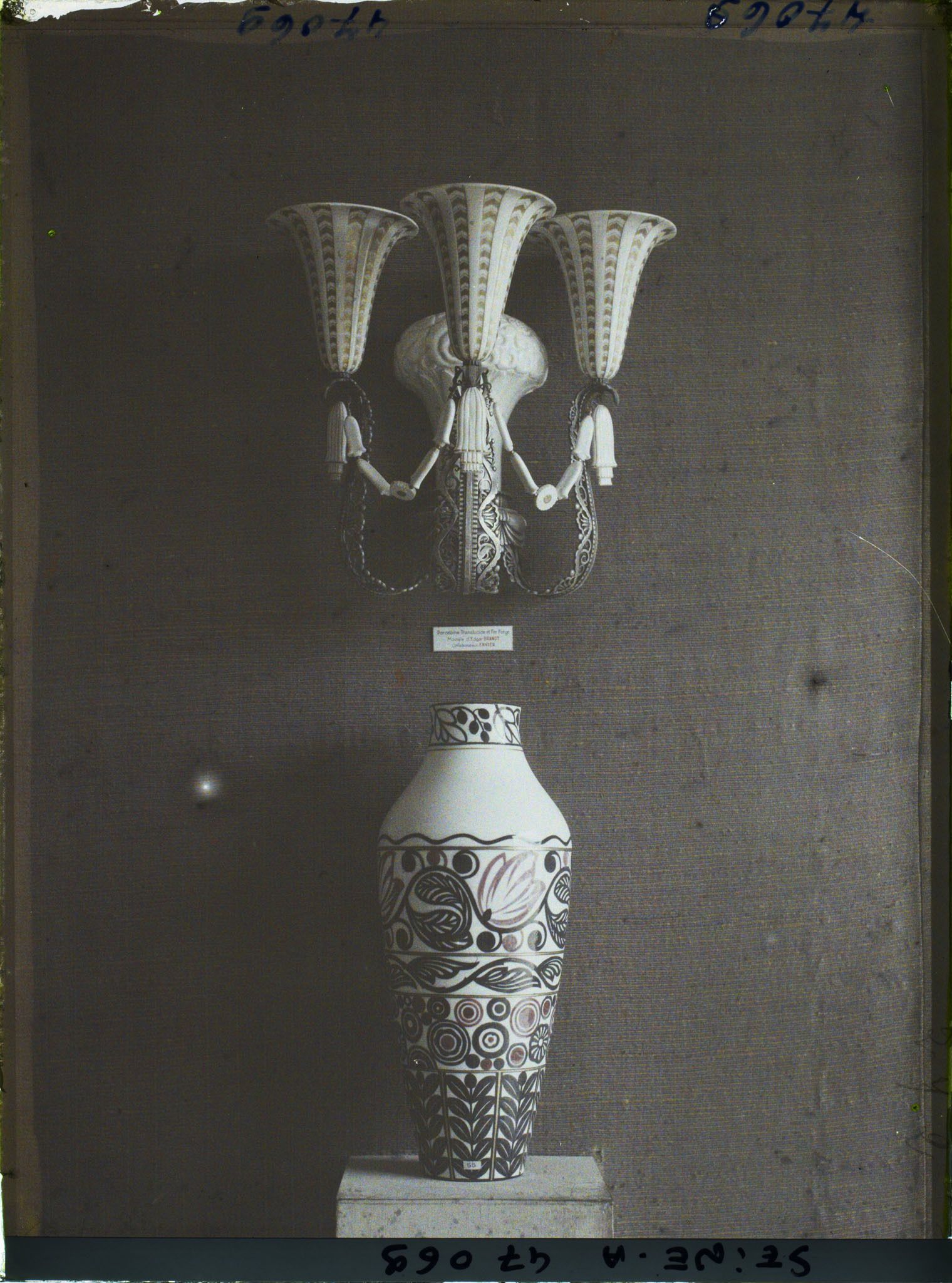 Image représentant L'Exposition des arts décoratifs, Manufacture Nationale de Sèvres, vase et applique en porcelaine