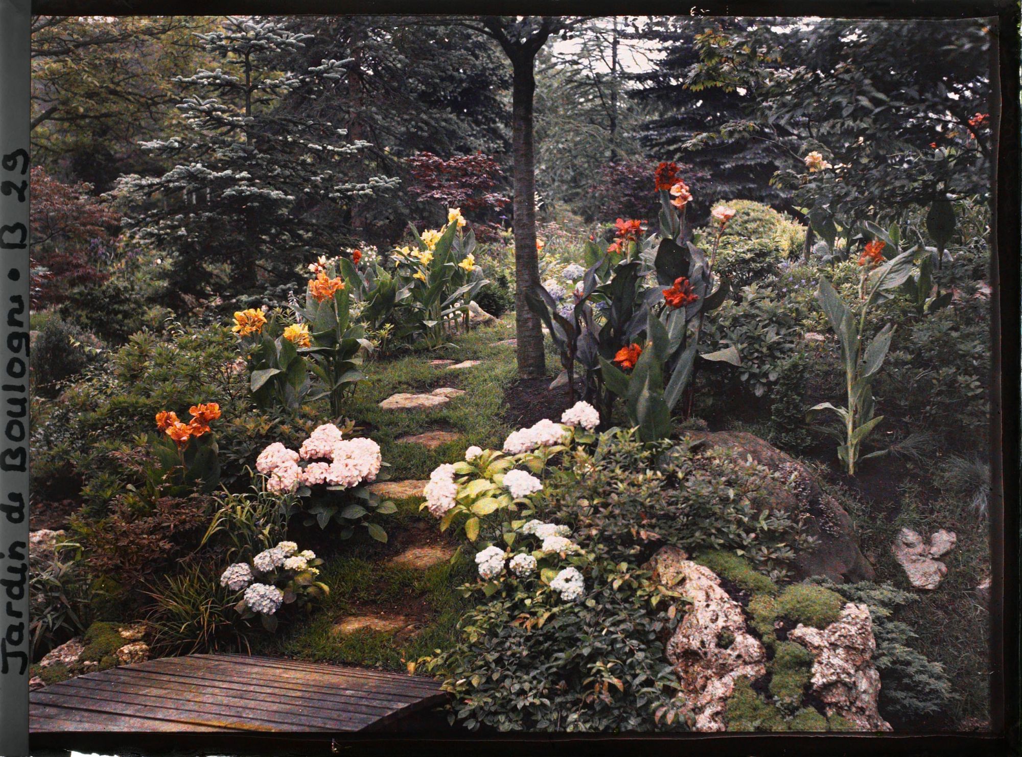 Image représentant Pont puis pas japonais dessinant un chemin sur une butte fleurie du " sanctuaire japonais "
