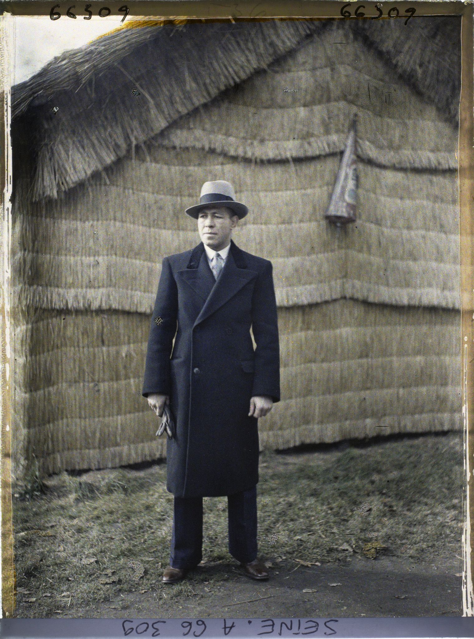 Image représentant L'Exposition Coloniale Internationale de 1931, un homme métis habillé à l'occidentalea66310