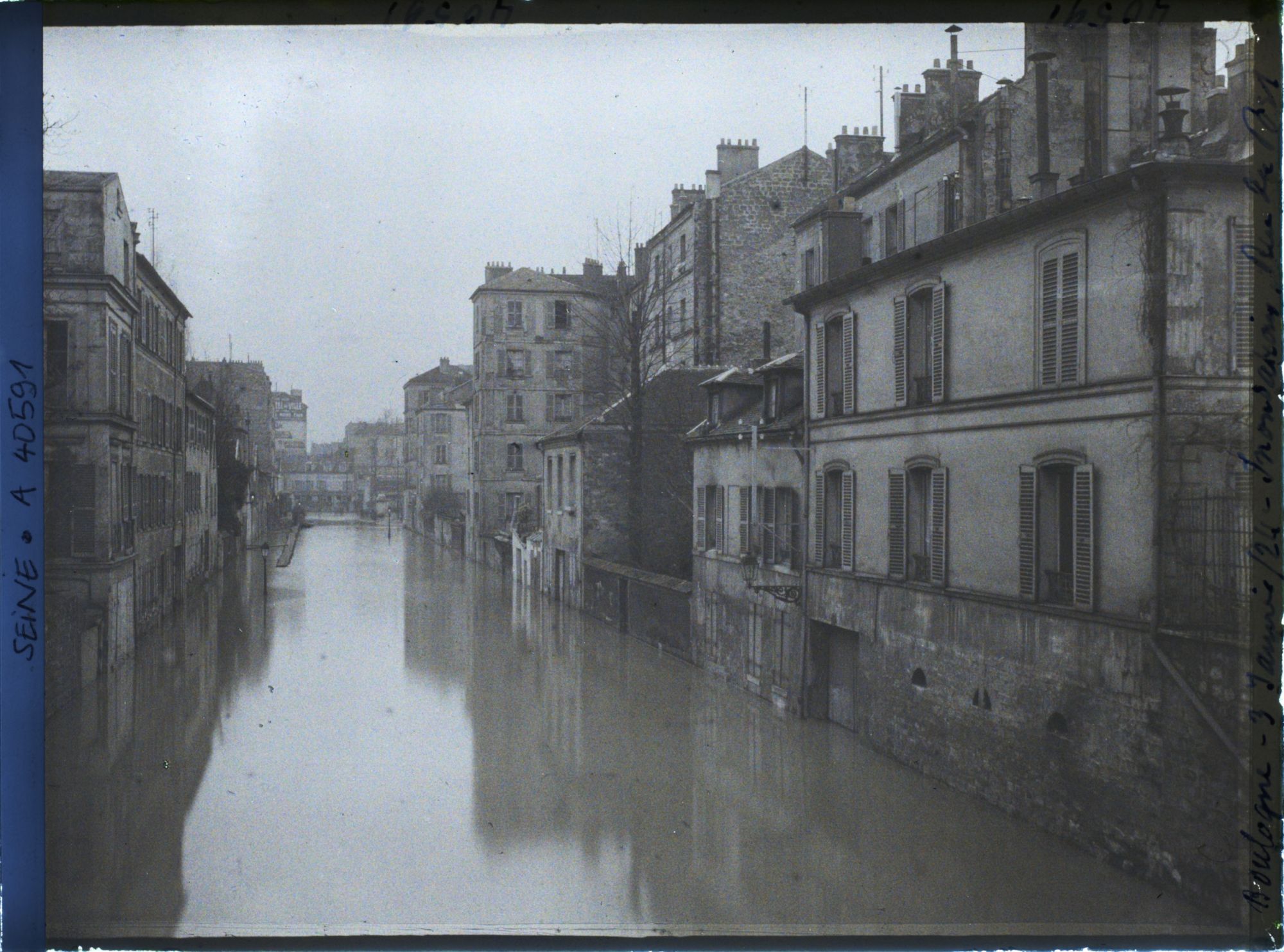 Image représentant La rue du Port inondée par la crue de la Seine
