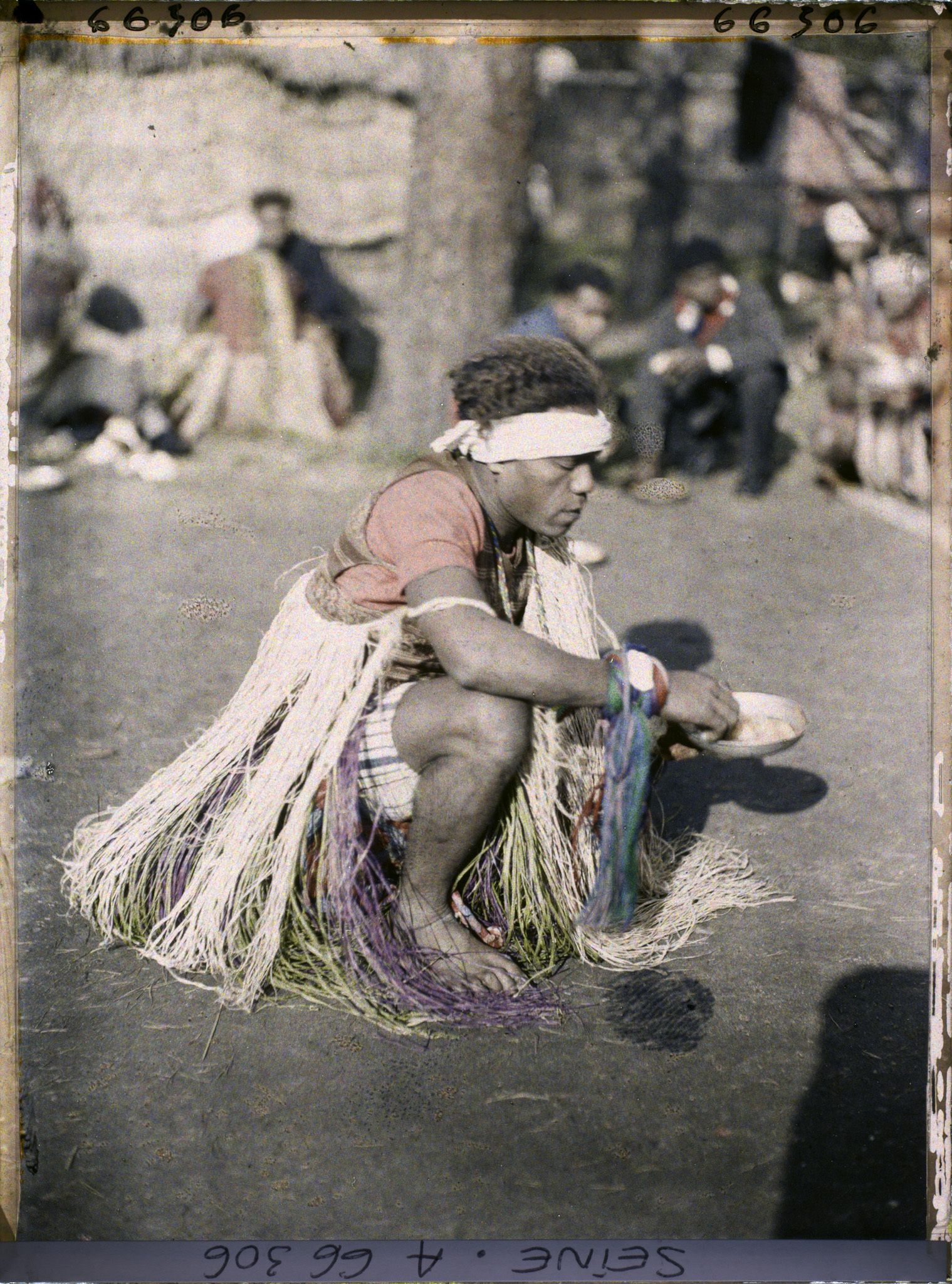 Image représentant L'Exposition Coloniale Internationale de 1931, un homme kanak prenant son repas