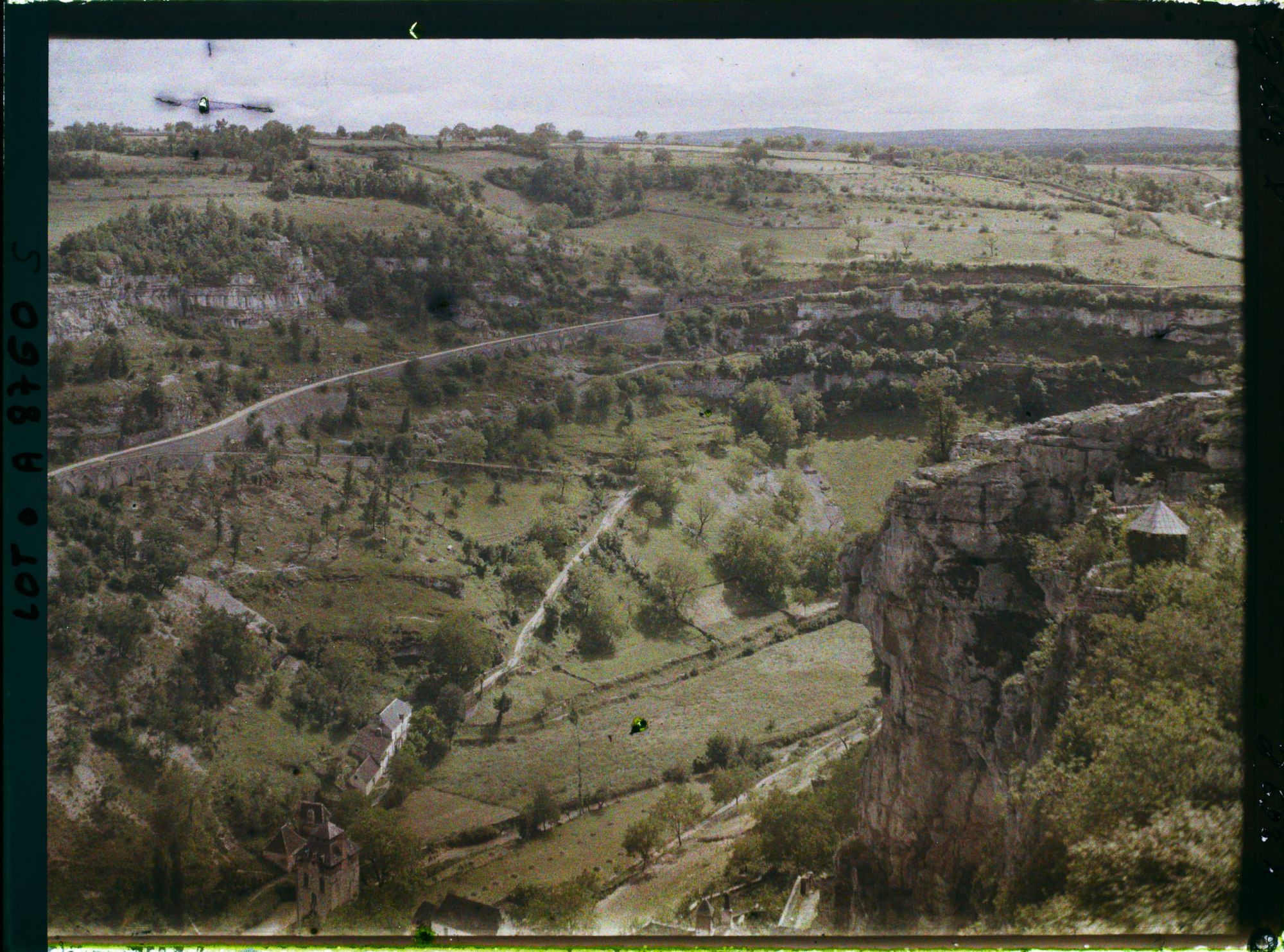 Image représentant France, Roc-Amadour, Vue prise du Sailhant du rocher sur l'aval de l'Alzou