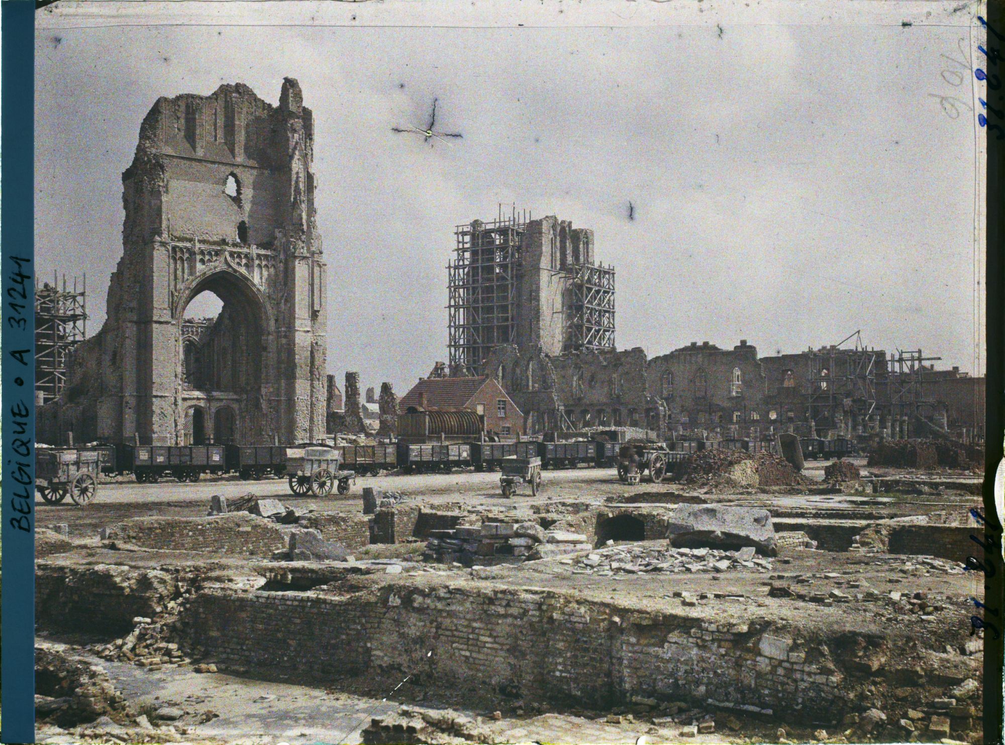 Image représentant Belgique, Ypres, Clocher de St Martin, Beffroy et les Halles