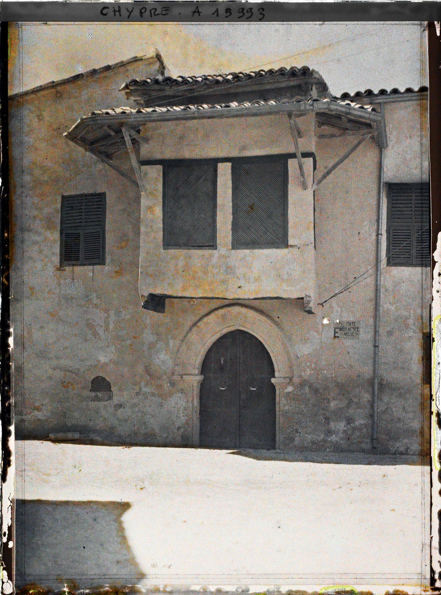 Image représentant Façade d'une maison dont l'entrée est surplombée d'une fenêtre à moucharabieh