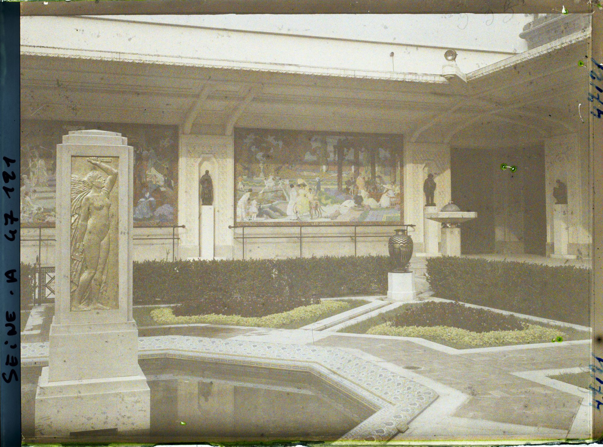 Image représentant L'Exposition des arts décoratifs, Cour des métiers, sur l'esplanade des Invalides, Charles Plumet, Panneaux de Rapin, Marret et Guillonnet