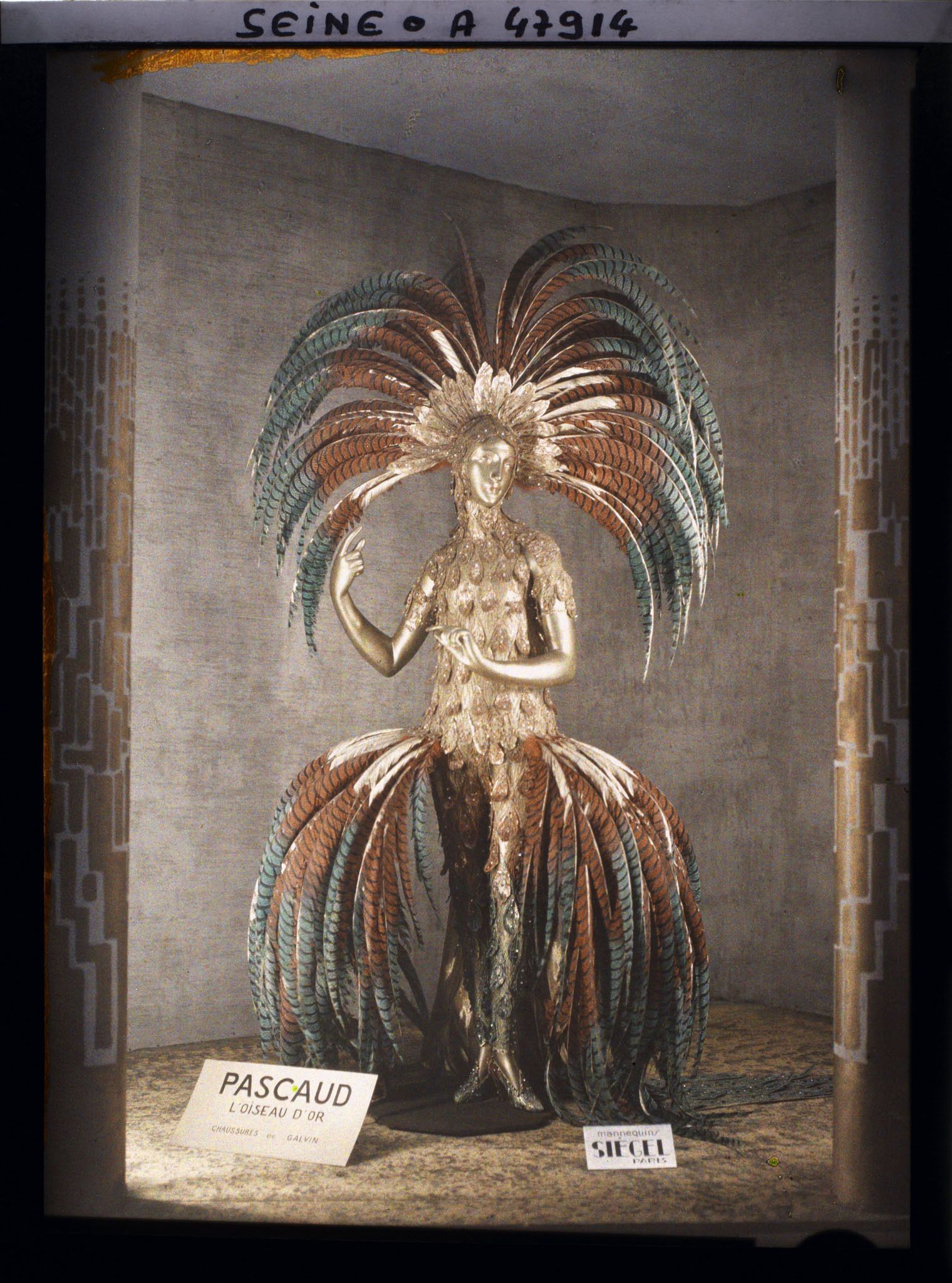 Image représentant L'Exposition des arts décoratifs, Costumes de scène, classe 25, théâtre, dans le Grand Palais