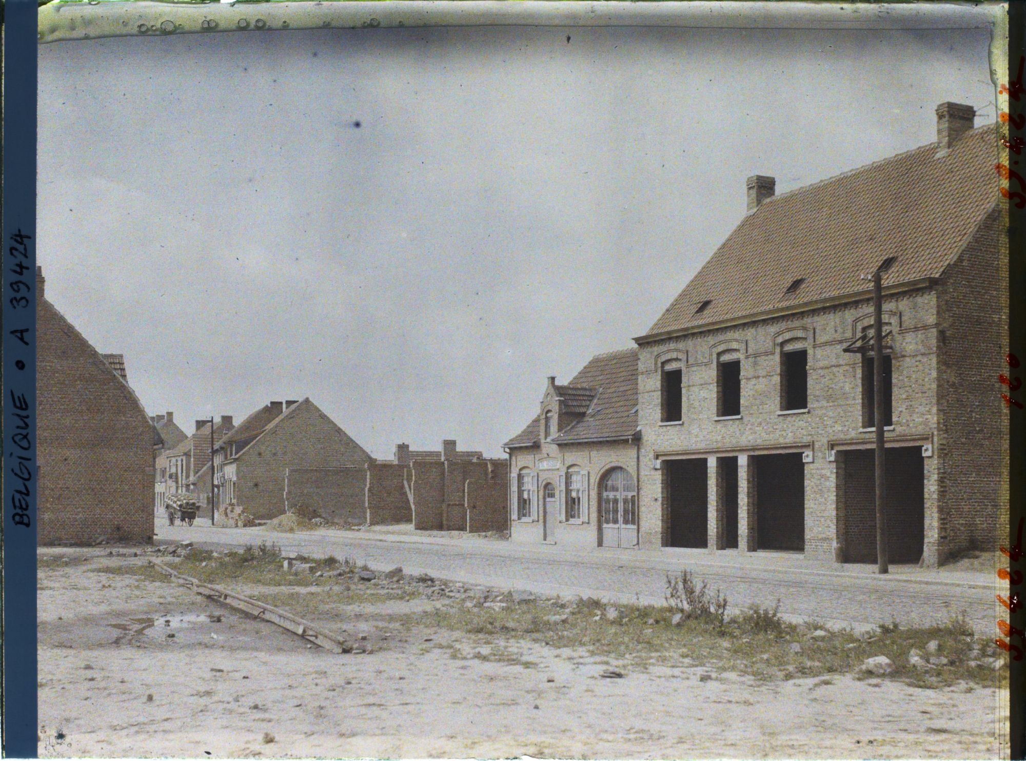 Image représentant Belgique, Poelcapelle, Une rue reconstruite
