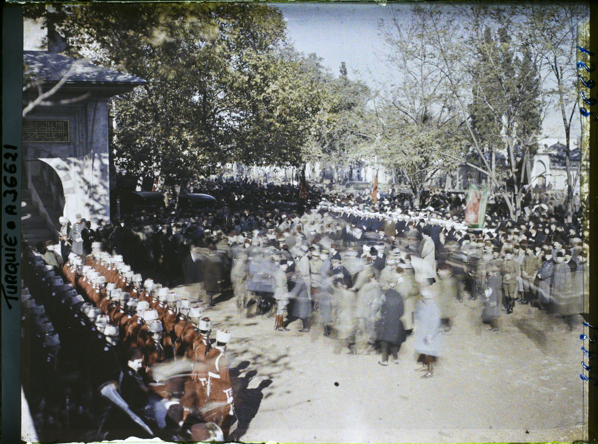 Image représentant Turquie, Constantinople , Fête de l'investiture du Calife, Entrée de la Mosquée Mehmet- Fatih- Djami La foule dans la Cour