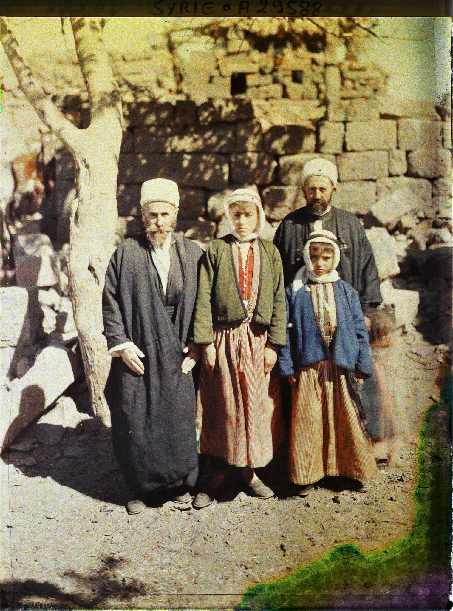 Image représentant Le cheikh Ahmed El Agery, son fils, son frère et son neveu