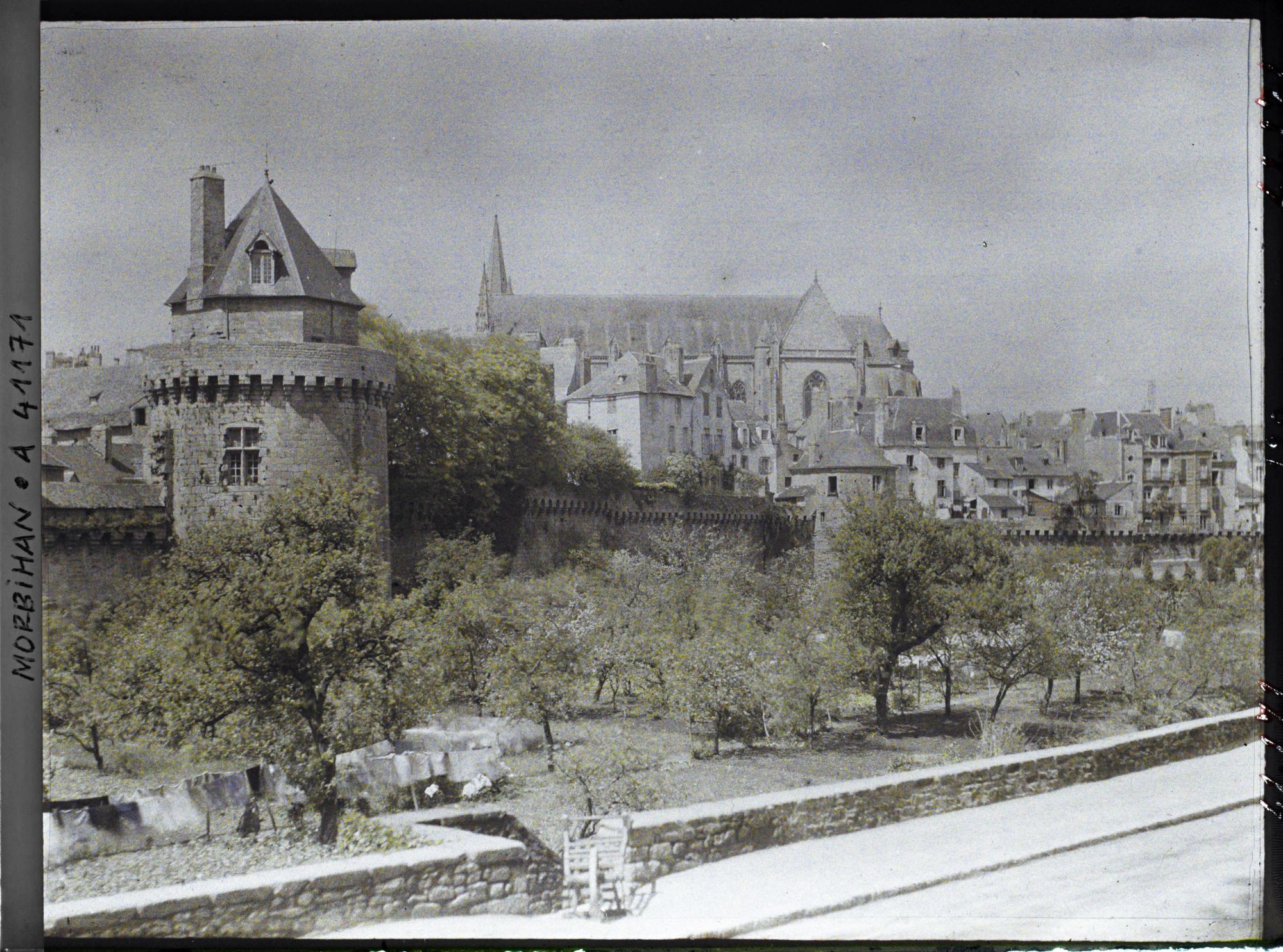 Image représentant La tour du Connétable et les remparts de la ville, vue prise de la Promenade de la Garenne ; au fond, la cathédrale Saint-Pierre