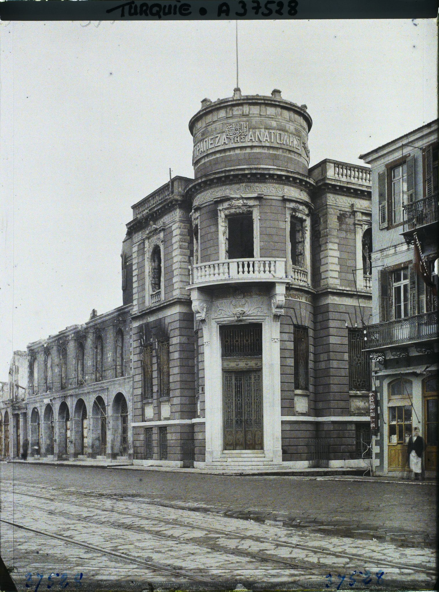 Image représentant Turquie, Smyrne, Les Quais de Smyrne - Immeuble incendié de la Banque d'Orient