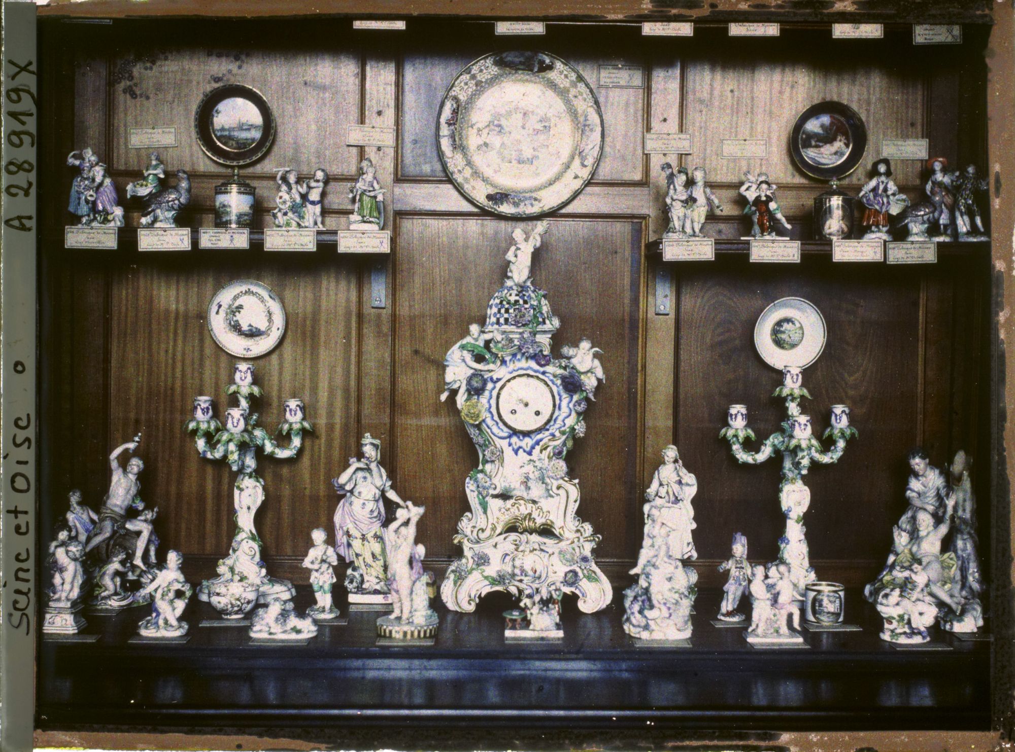 Image représentant Vitrine des collection de porcelaines de Meissen du musée de Sèvres