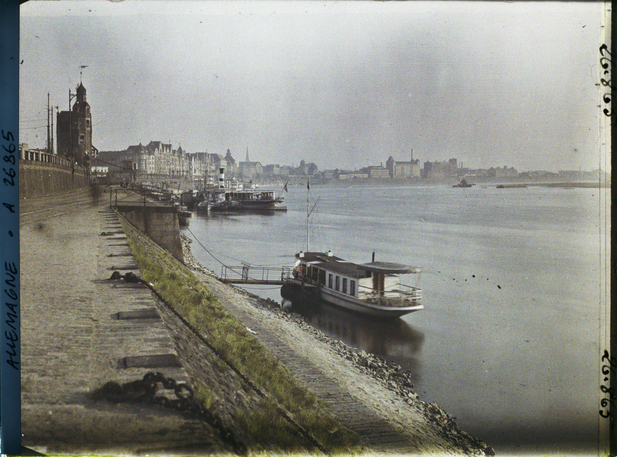 Image représentant Allemagne, Düsseldorf, Occupation Française Les Rives du Rhin vues vers l'amont du fleuve