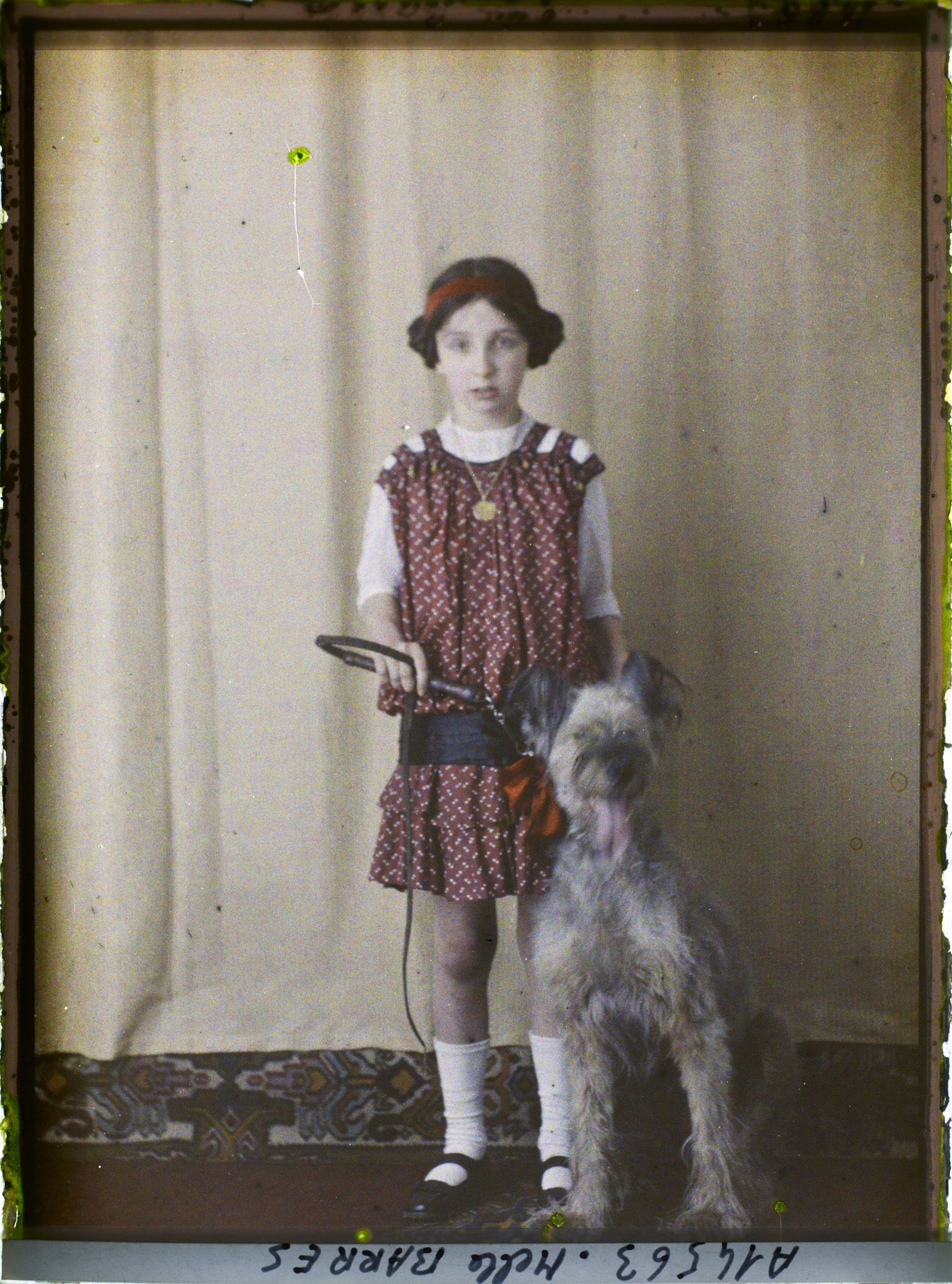 Image représentant https://musee-albert-kahn.s-museum.fr/home/NWQ2OTAwYzNmYjZlZTk1ZWQwODJmMjY4L2dlbmVyaWMtbm90aWNlLXRhYi9hdXRob3JpdHkvNjE3YTc5ZjVjZjhiODk2OGIzMzM3ZDIx/5d6900c3fb6ee95ed082f268/generic-notice-tab/authority/617a79ebcf8b8968b33367ec Mademoiselle Barrès et son chien