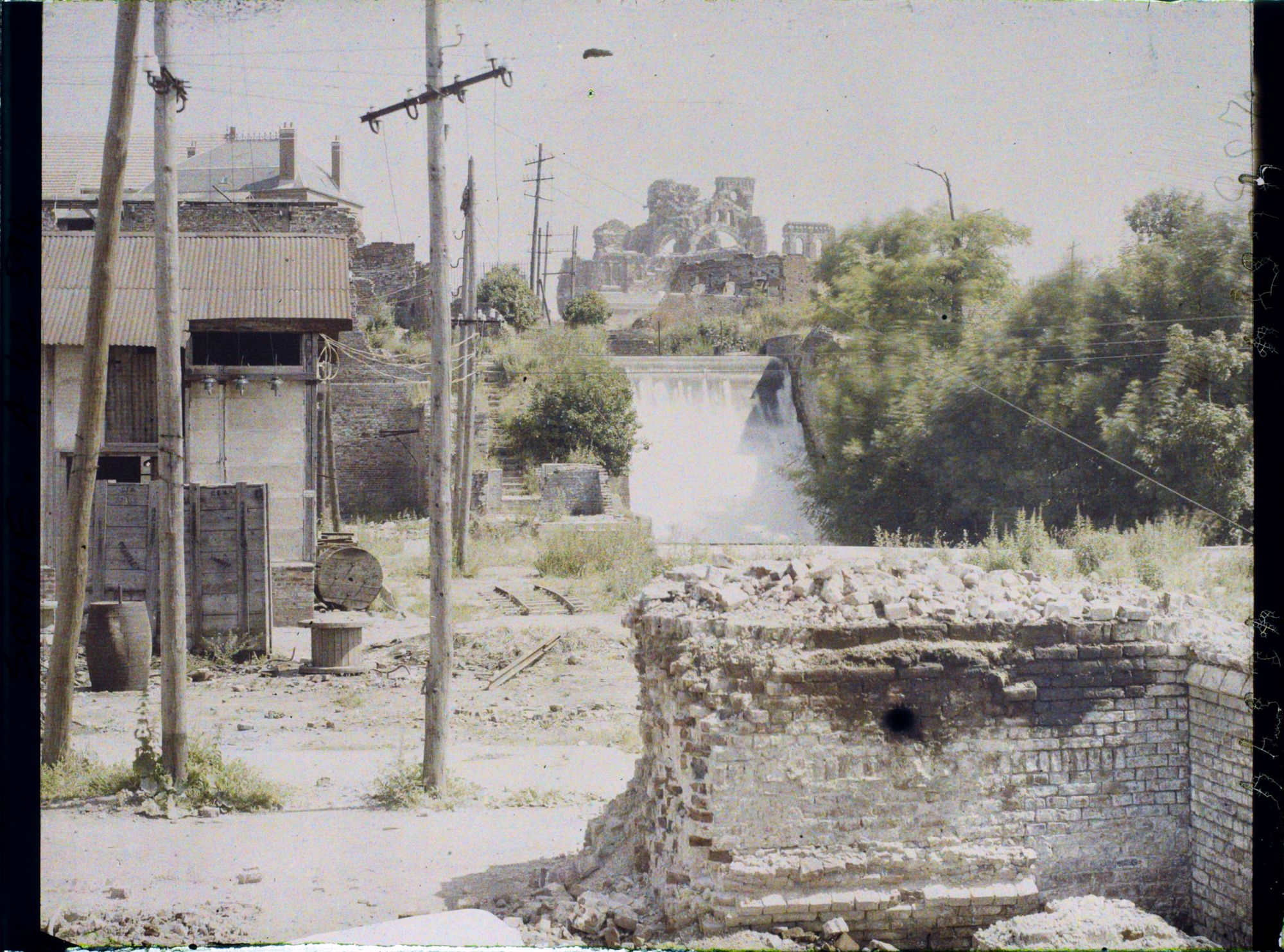 Image représentant France, Albert, Une vue vers les ruines de la Basilique