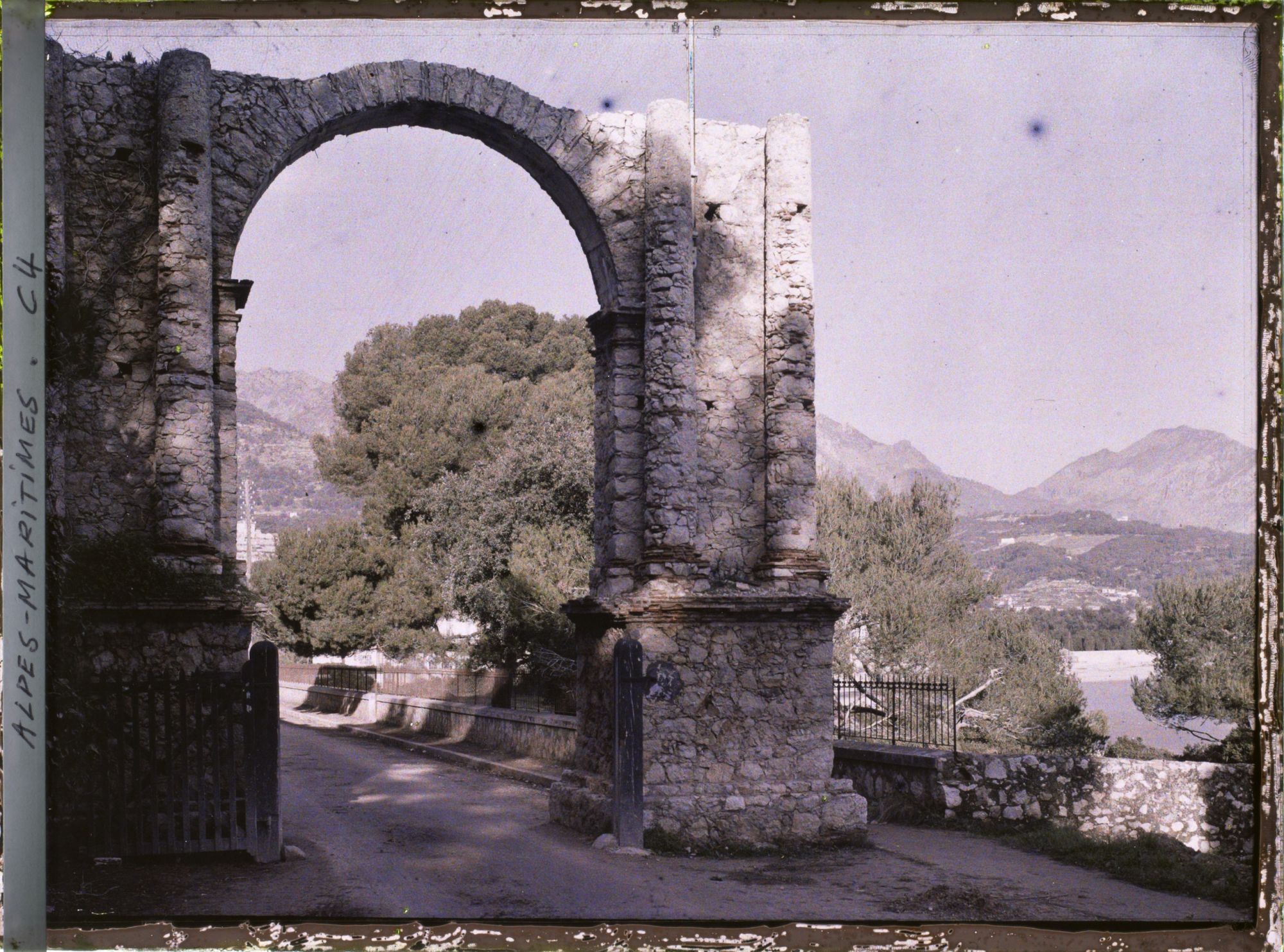 Image représentant Arche marquant l'entrée du cap Martin, côté Menton