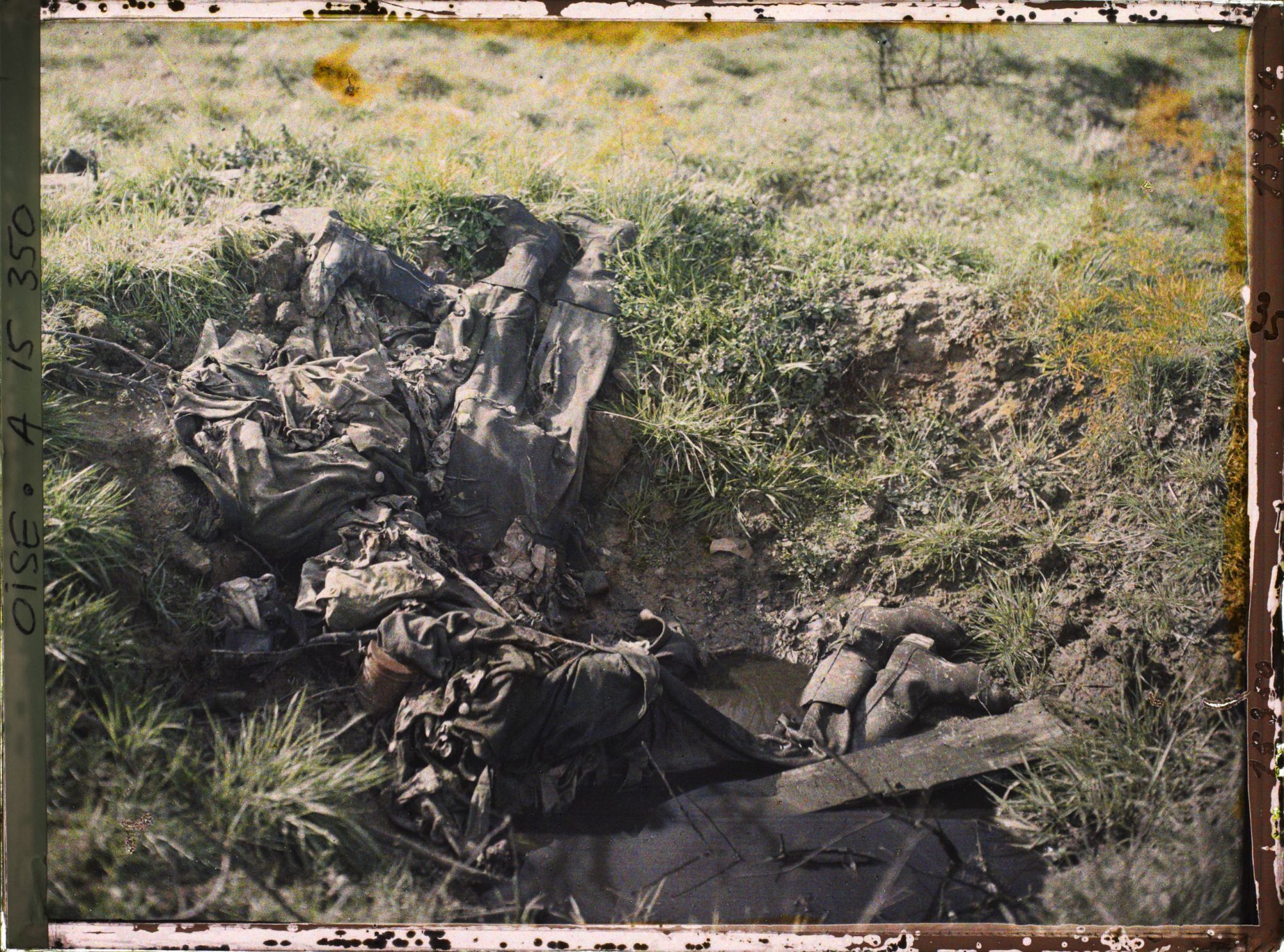 Image représentant France, Les Bocages, Guerre Quatre cadavres allemands dans un trou d'Obus au Marais et n'ayant pas été enterrés