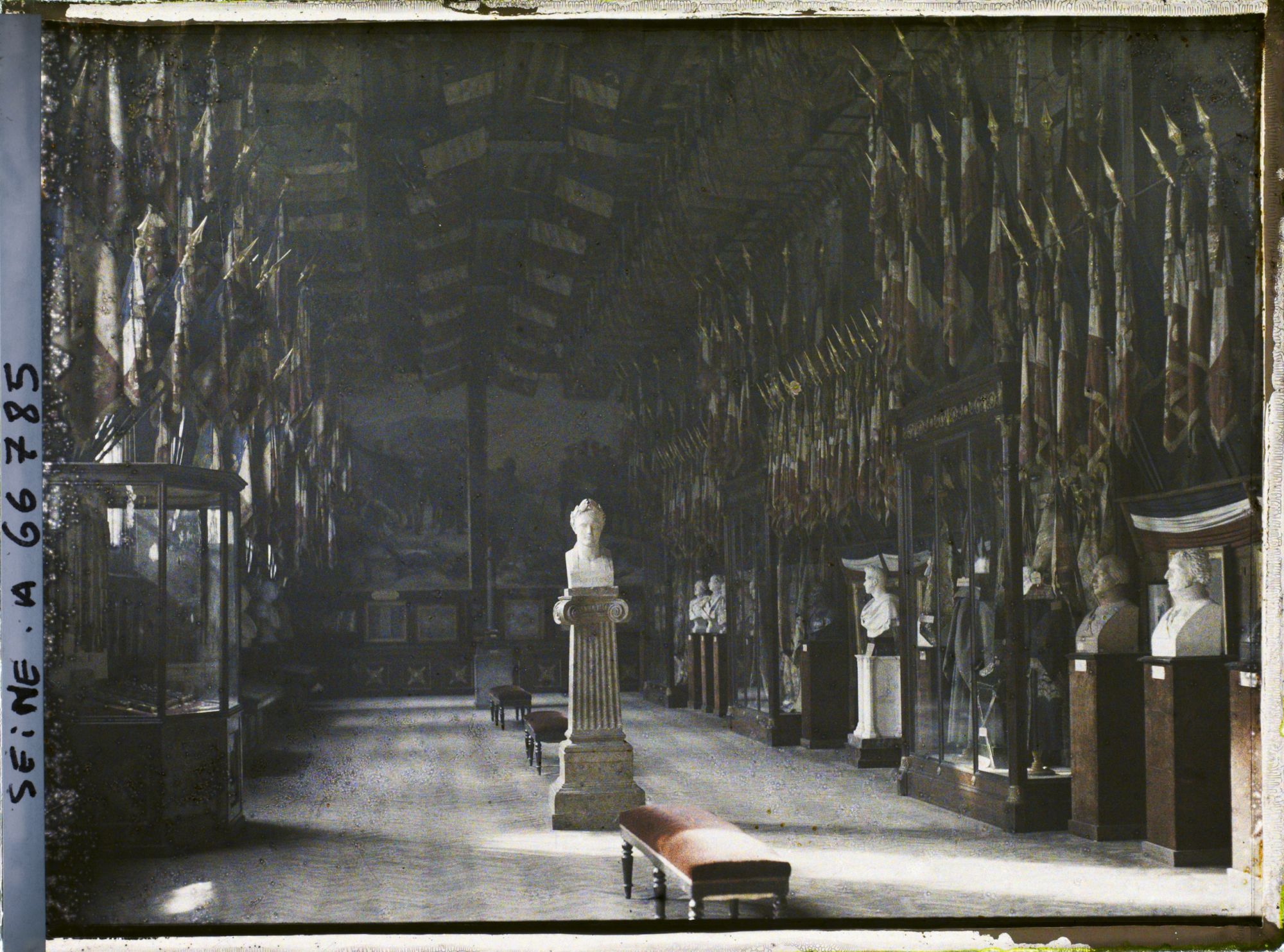 Image représentant L'hôtel des Invalides, la salle Turenne ou des Drapeaux