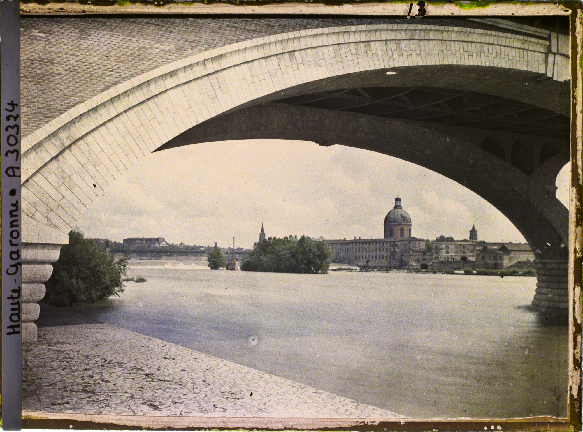 Image représentant L'Hôpital de la Grave, vue depuis une des arches du pont des catalans