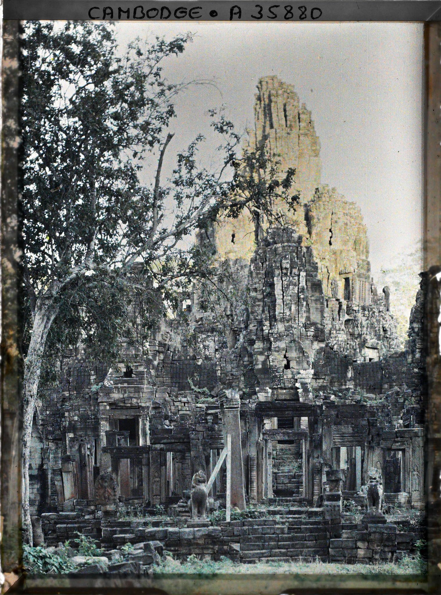 Image représentant La tour sommitale, vue de la première terrasse du Bayon