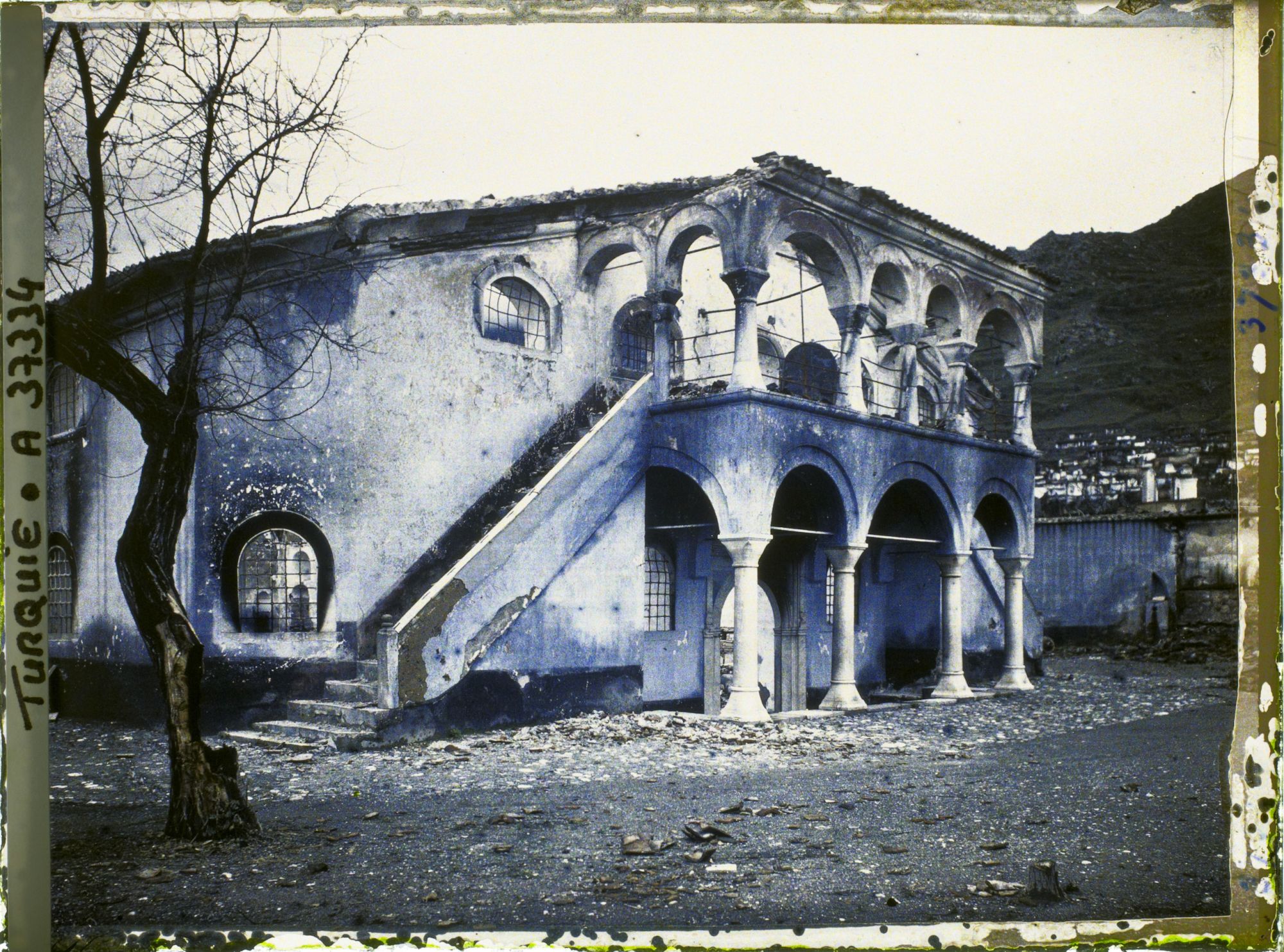 Image représentant Façade de l'église grecque incendiée