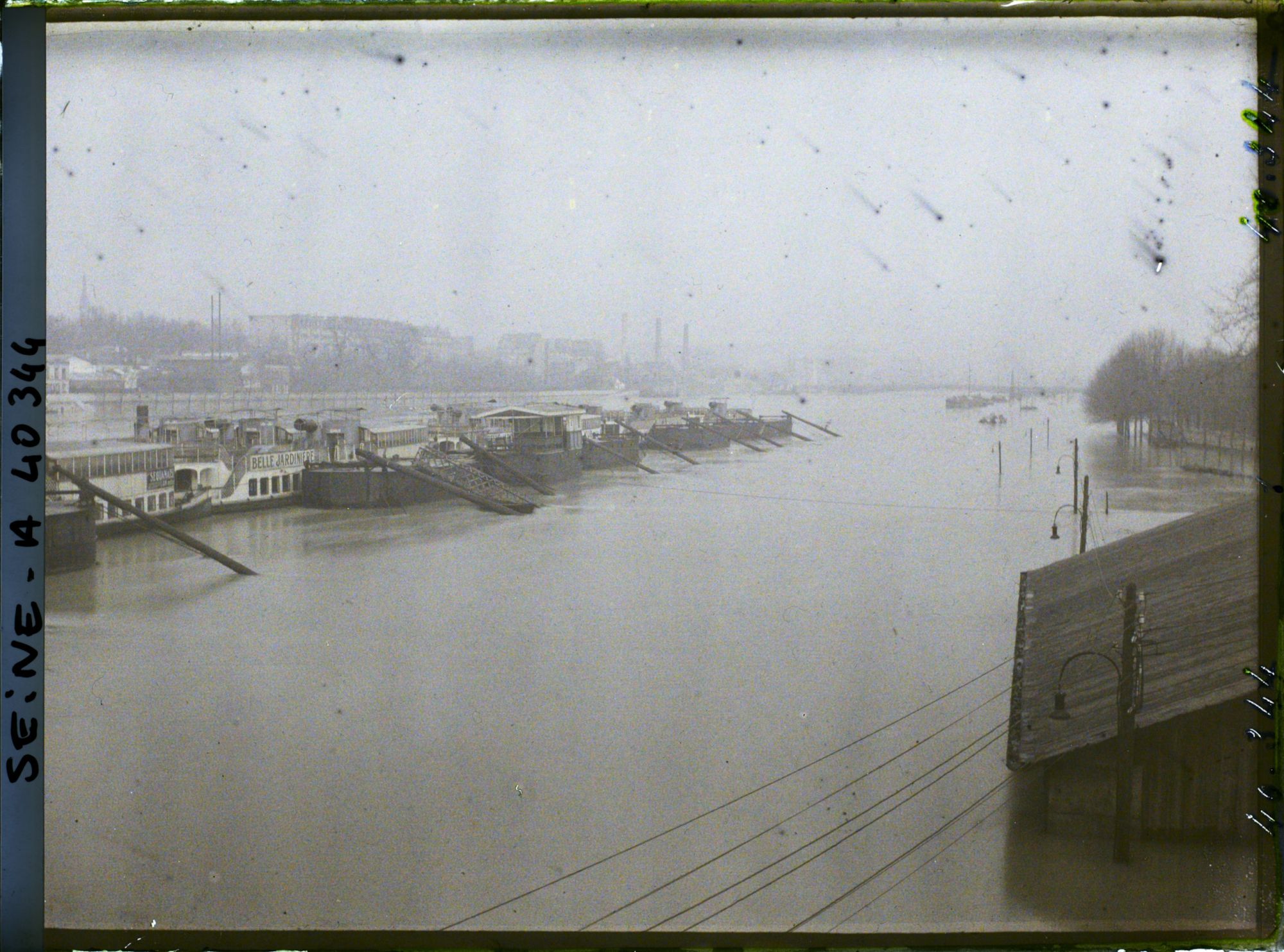 Image représentant La Seine en crue depuis le viaduc d'Auteuil (aujourd'hui pont du Garigliano)