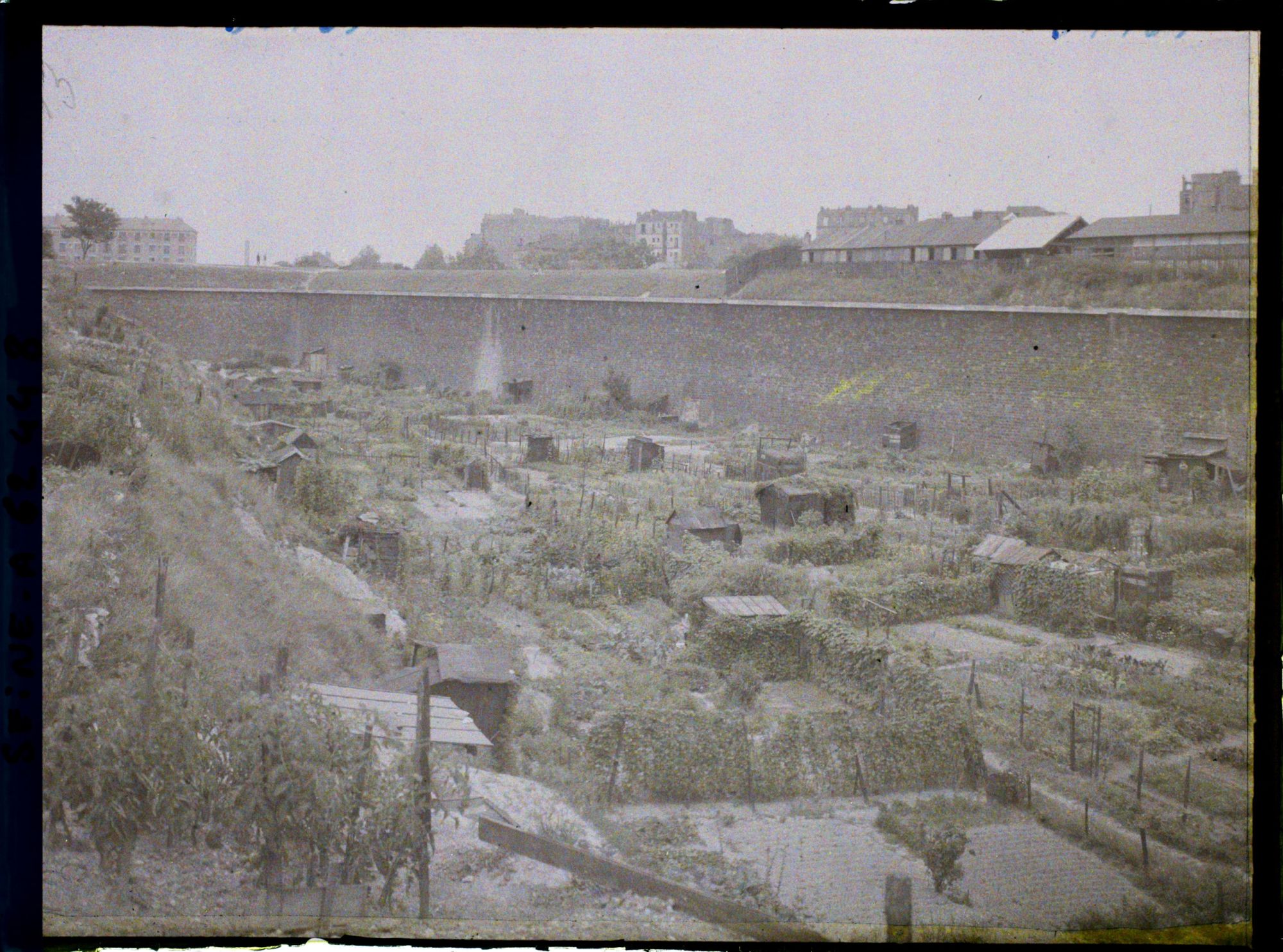 Image représentant Les jardins ouvriers dans les fossés des fortifications, entre les portes de Clichy et de Saint-Ouen (?)