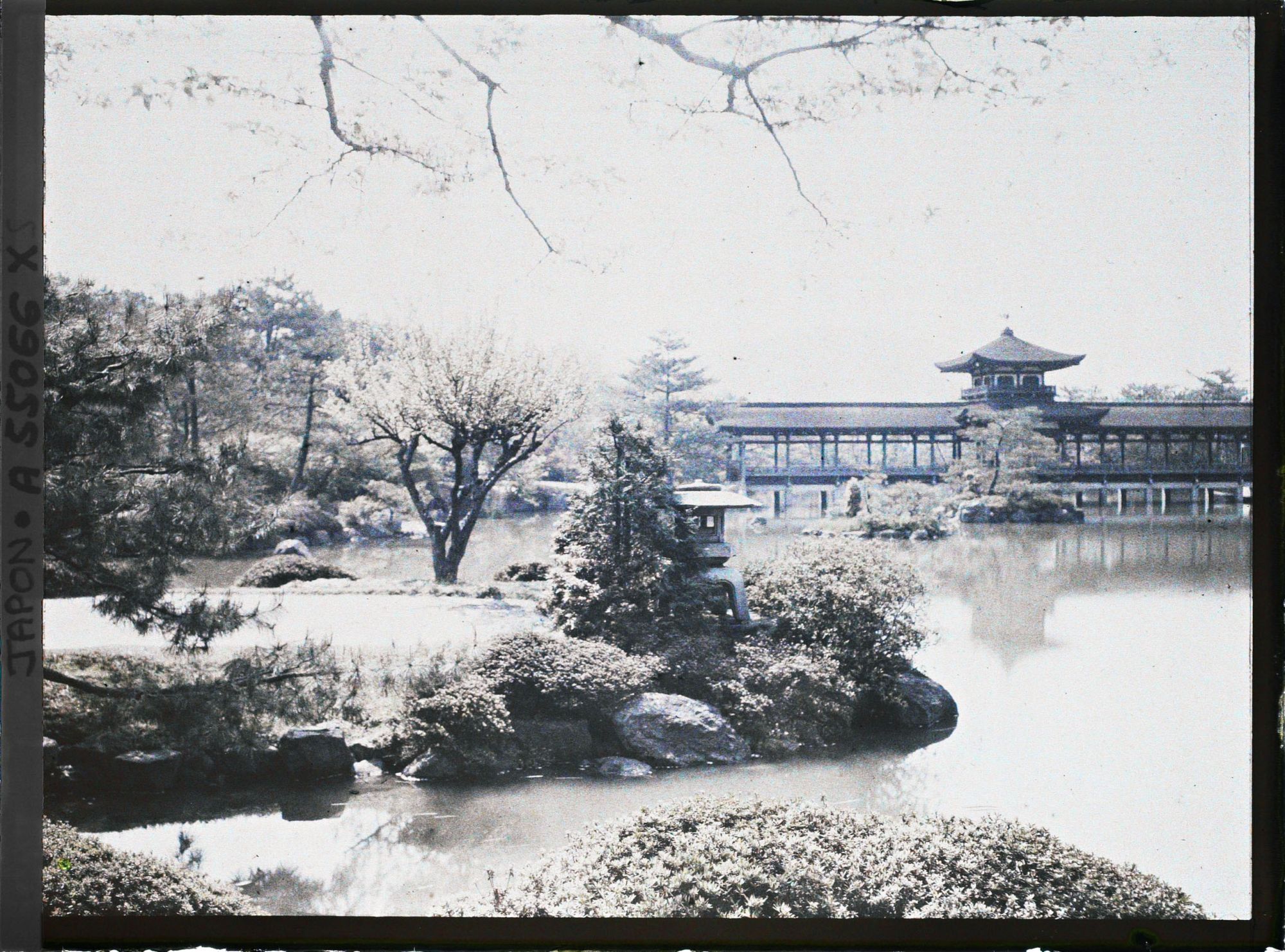 Image représentant Sanctuaire Heian-jinjû : pièce d'eau et pont du jardin de l'est.