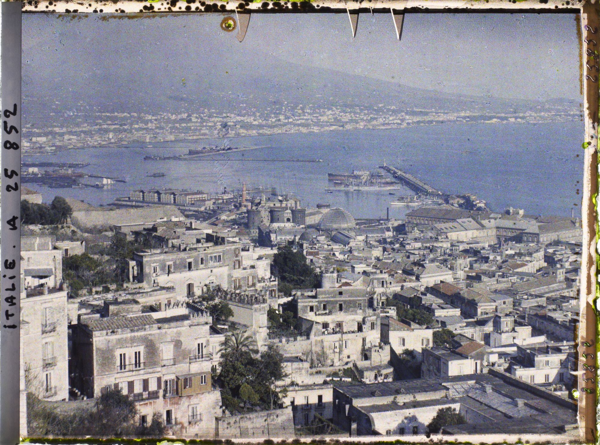 Image représentant Panorama de la ville et du golfe avec au fond le Vésuve