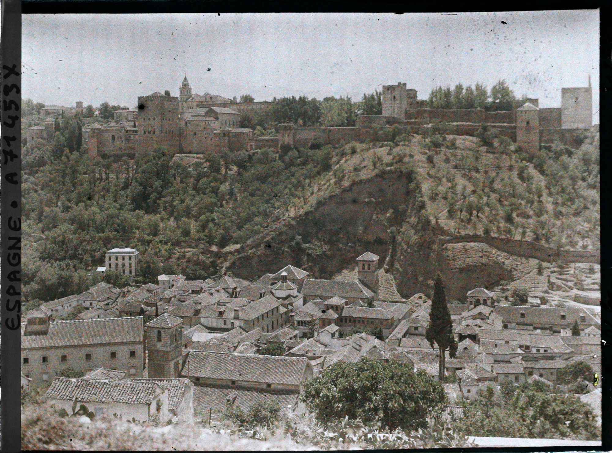 Image représentant L'Alhambra depuis le mirador de San Nicolás dans le quartier de l'Albaicín