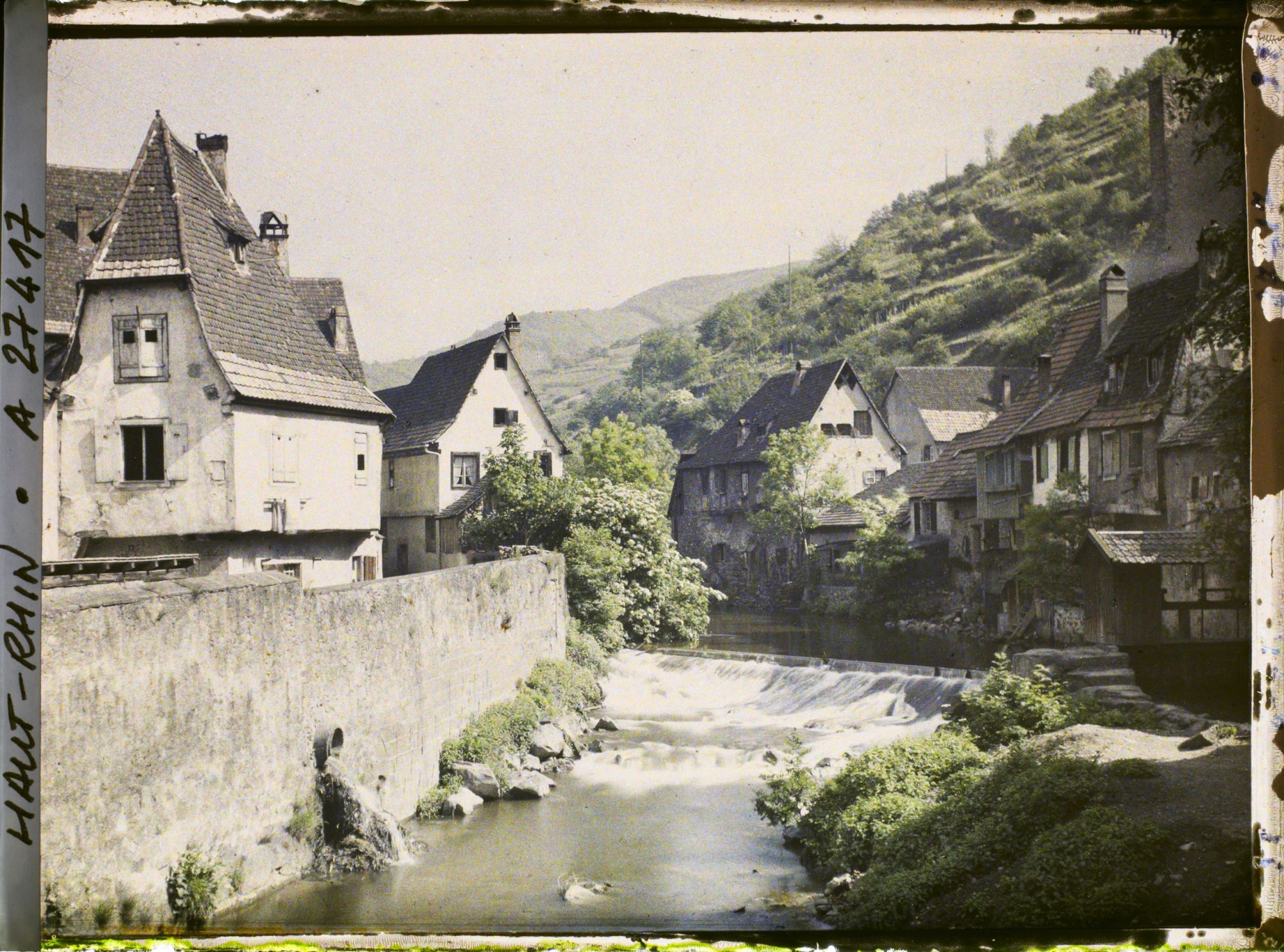 Image représentant France, Kaysersberg, Les bords de la Veiss vers l'amont pris du Pont
