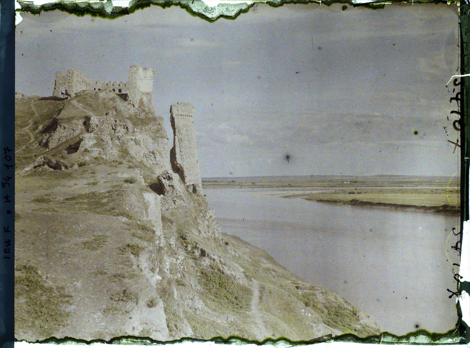 Image représentant Les ruines du château de Basthabya (?) et le Tigre