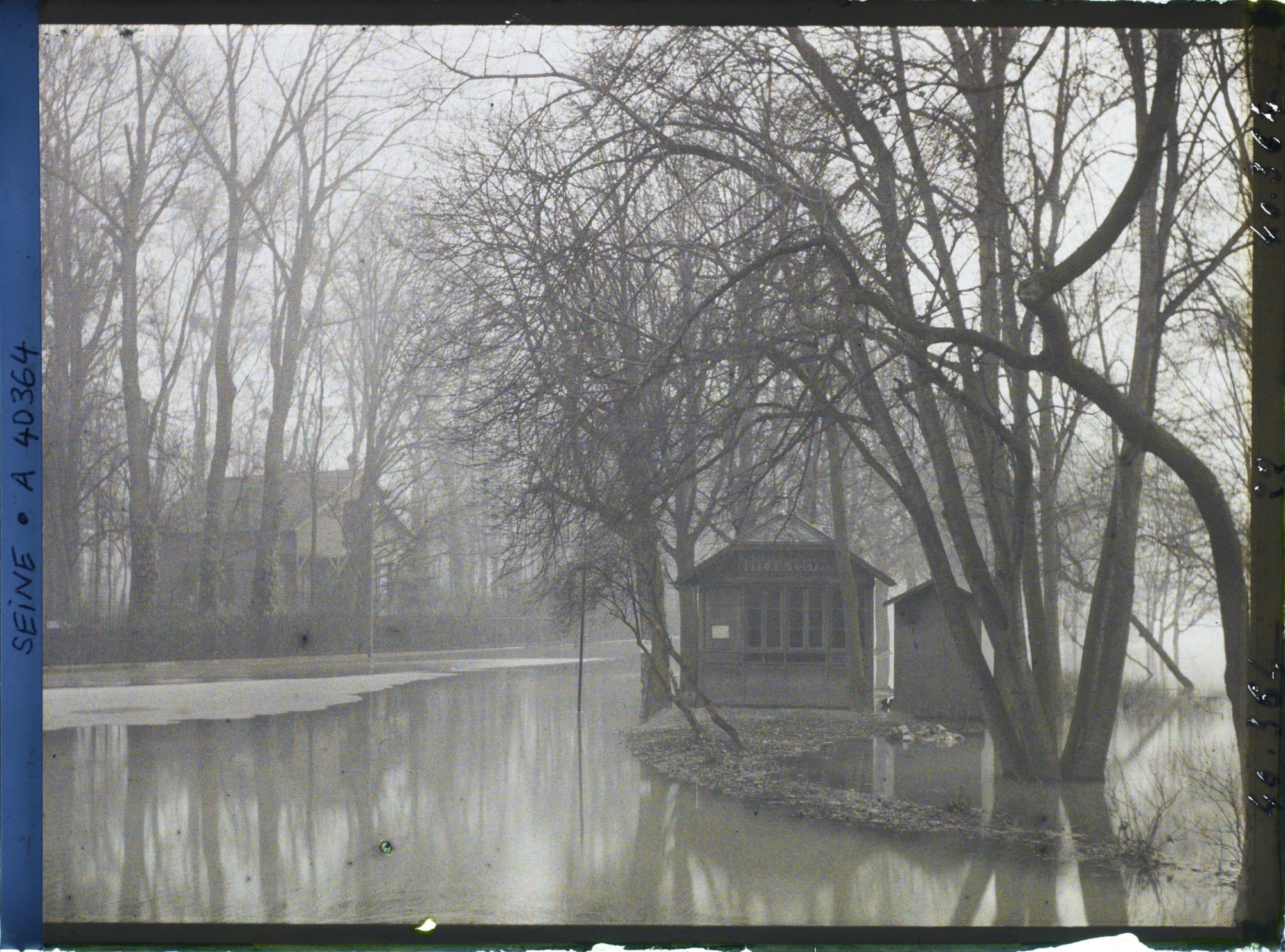 Image représentant Le quai du Quatre-Septembre inondé, depuis la passerelle de l'Avre