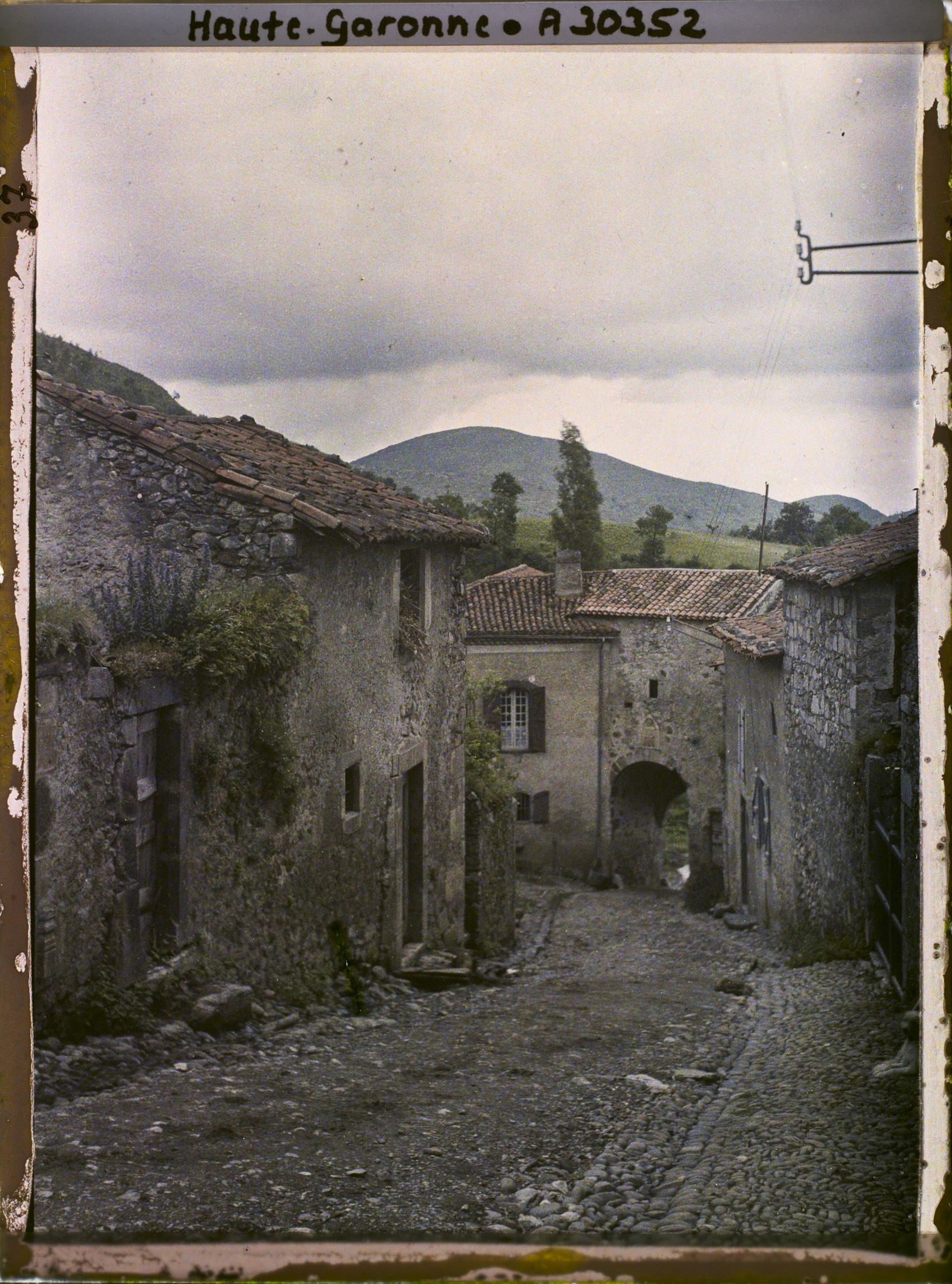 Image représentant La rue Majou avec en contrebas la porte