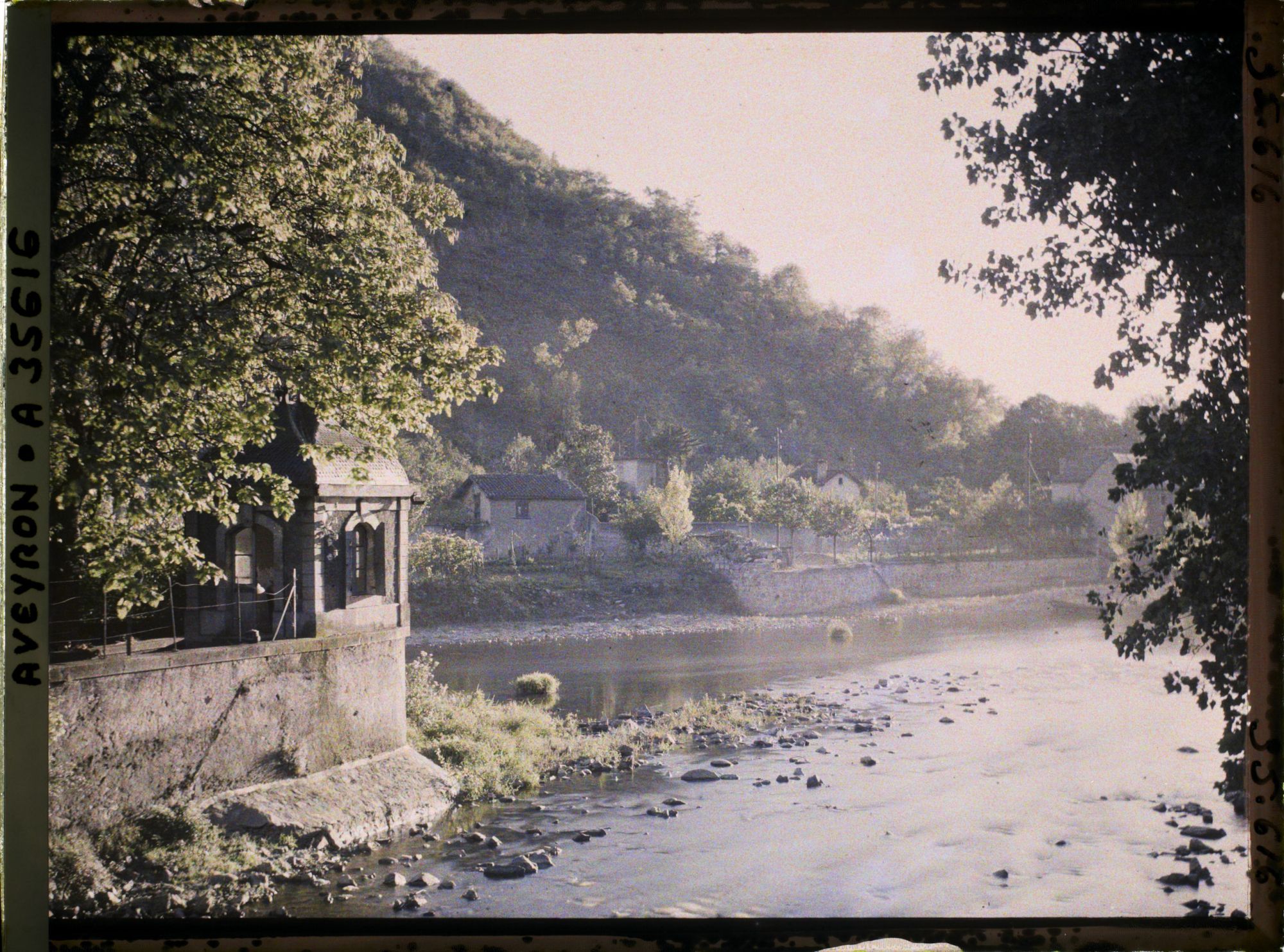 Image représentant Au confluent de l'Alzou et de l'Aveyron