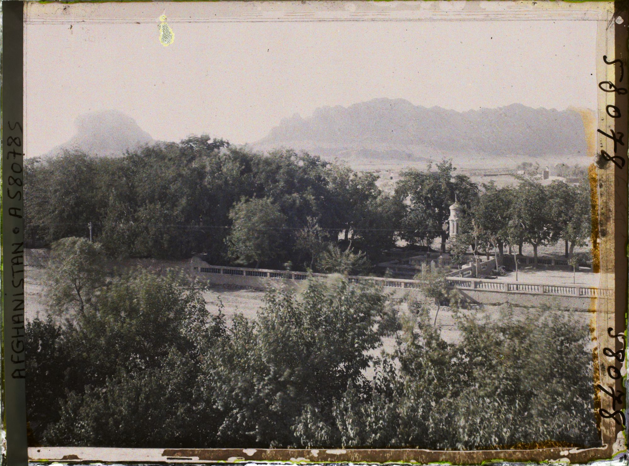 Image représentant Parc enclos de balustrades, vue prise en direction des montagnes