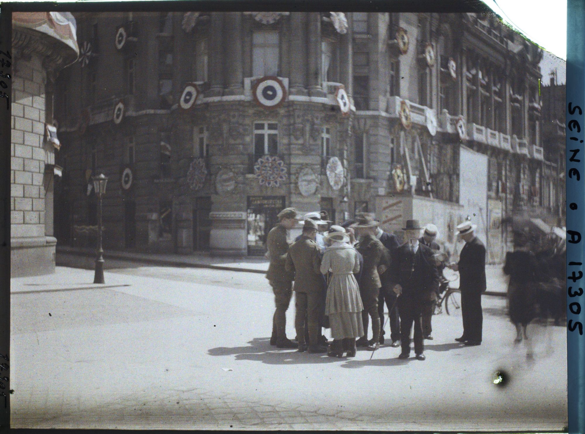 Image représentant Soldats anglais et américains et civils sur les Champs-Elysées pour les fêtes de la Victoire des 13 et 14 juillet