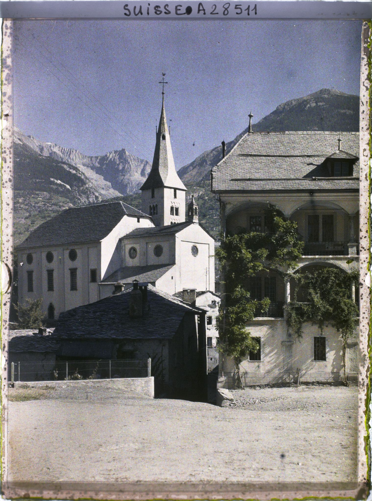 Image représentant La Dreikönigskirche et le tribunal (maison Burgener) depuis la St. Martiniplatz