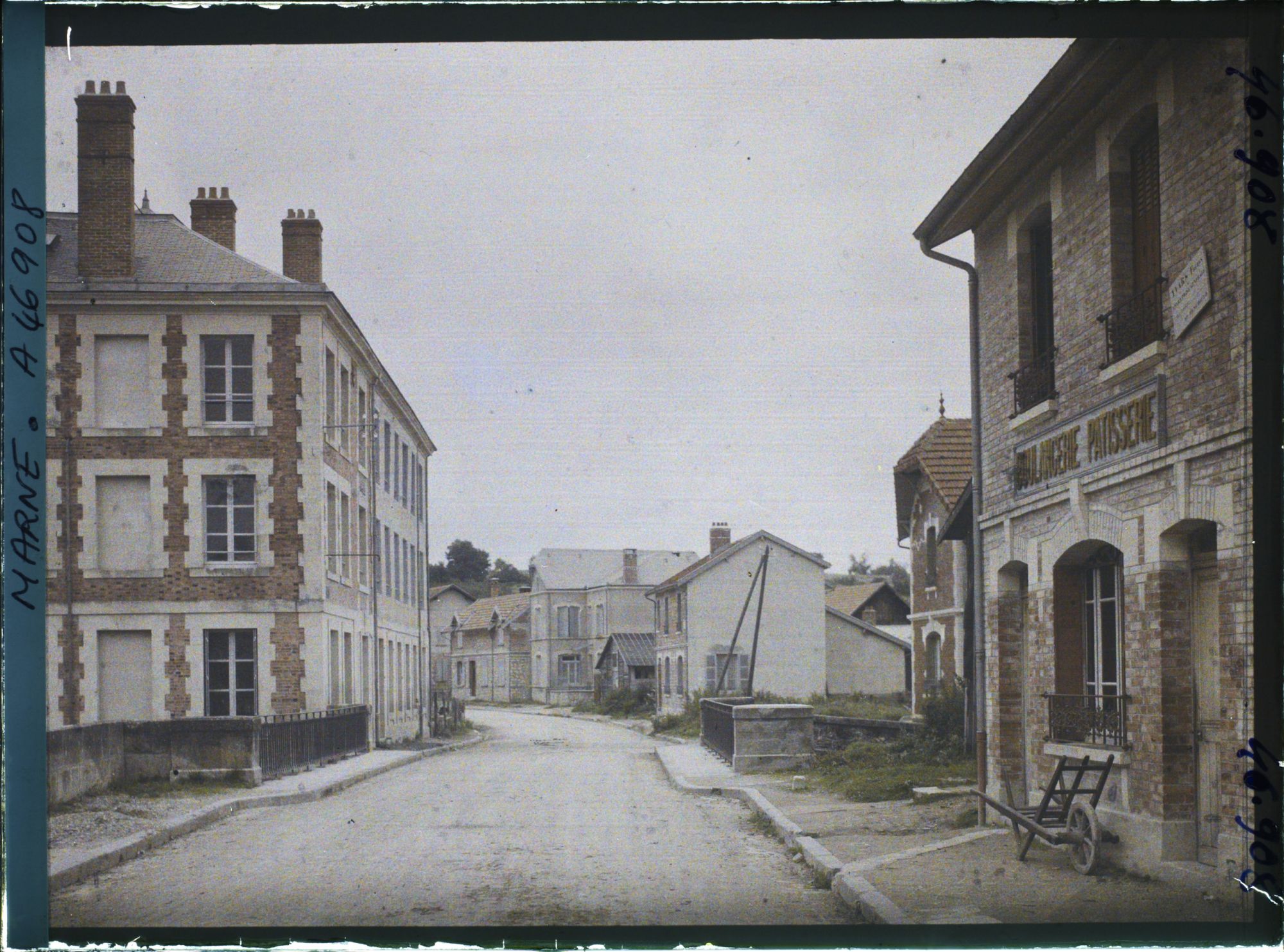 Image représentant France, Vienne le Château Marne (475 h.), Rue du Pont et l'ancienne fabrique