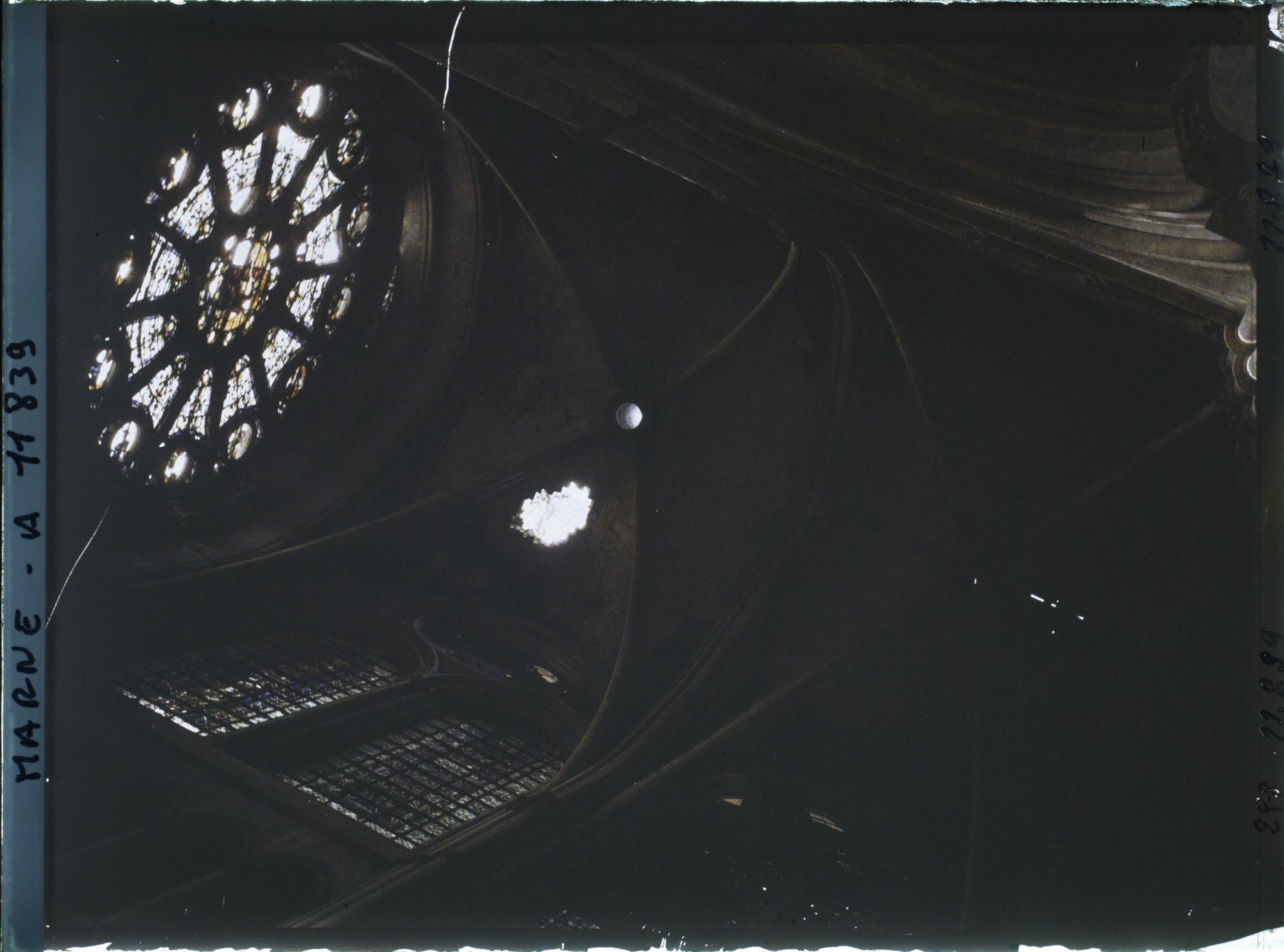 Image représentant France, Trou d'obus dans la voûte de la Cathédrale