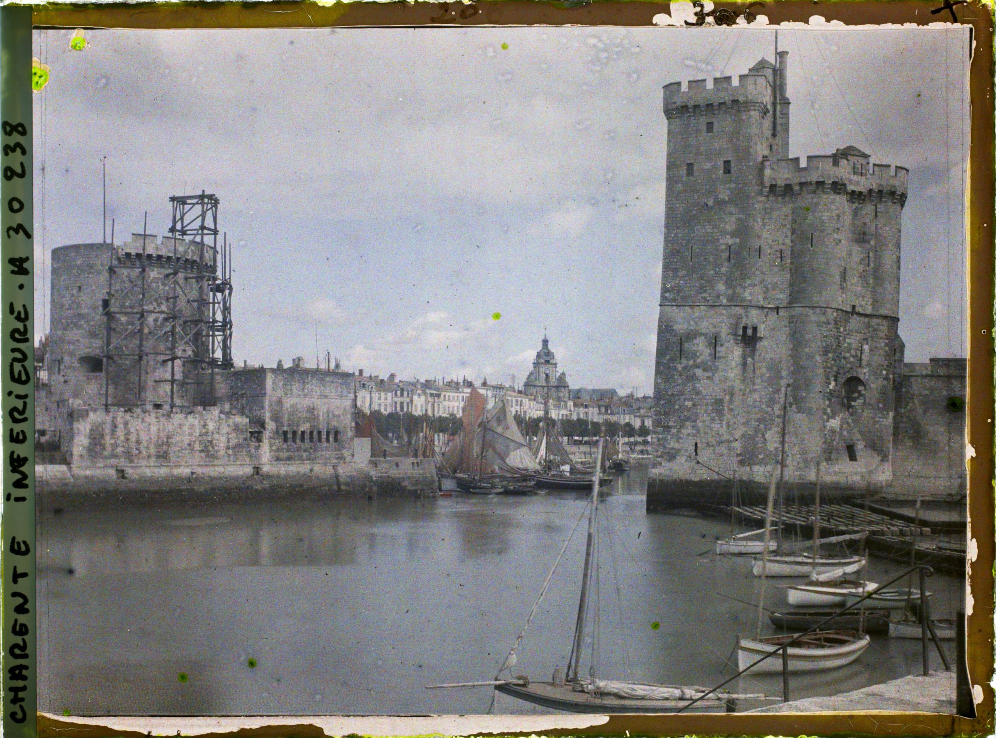 Image représentant L'entrée du port, Tour Saint-Nicolas et tour de la Chaîne en rénovation