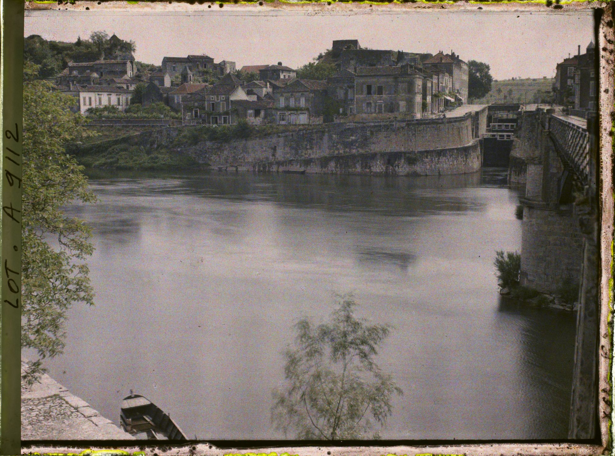 Image représentant France, Luzech, Le canal de l'Isthme et le pont de l'aval dit pont de la Douve