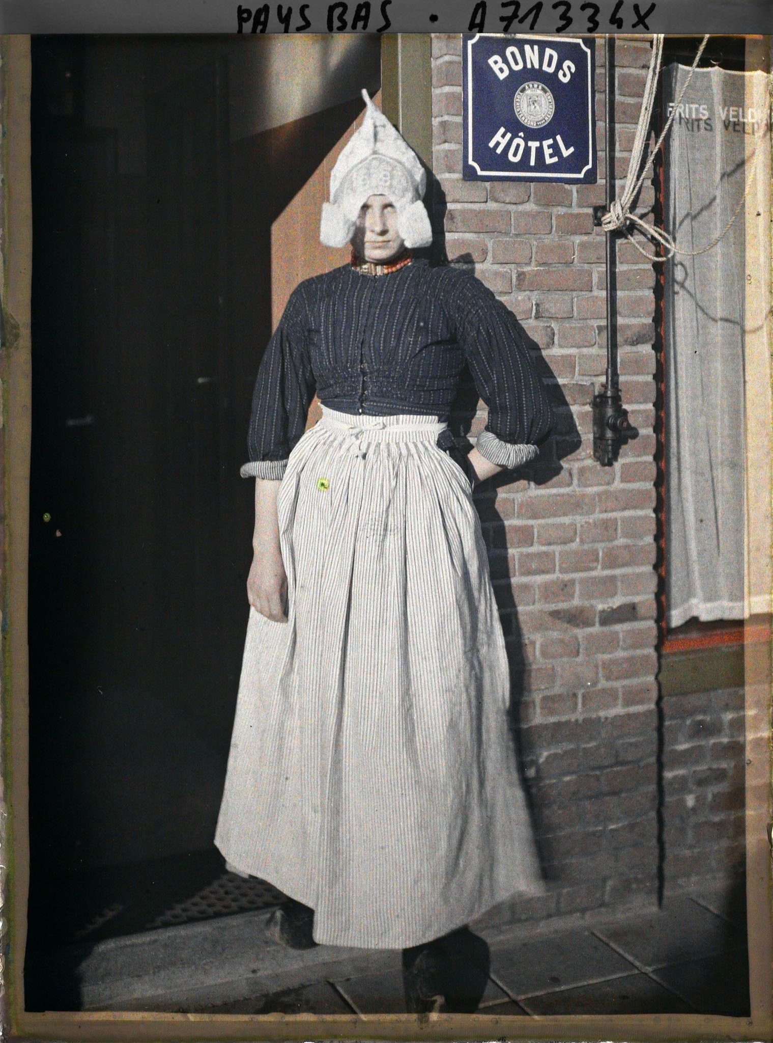 Image représentant Jeune fille devant le Bonds Hôtel