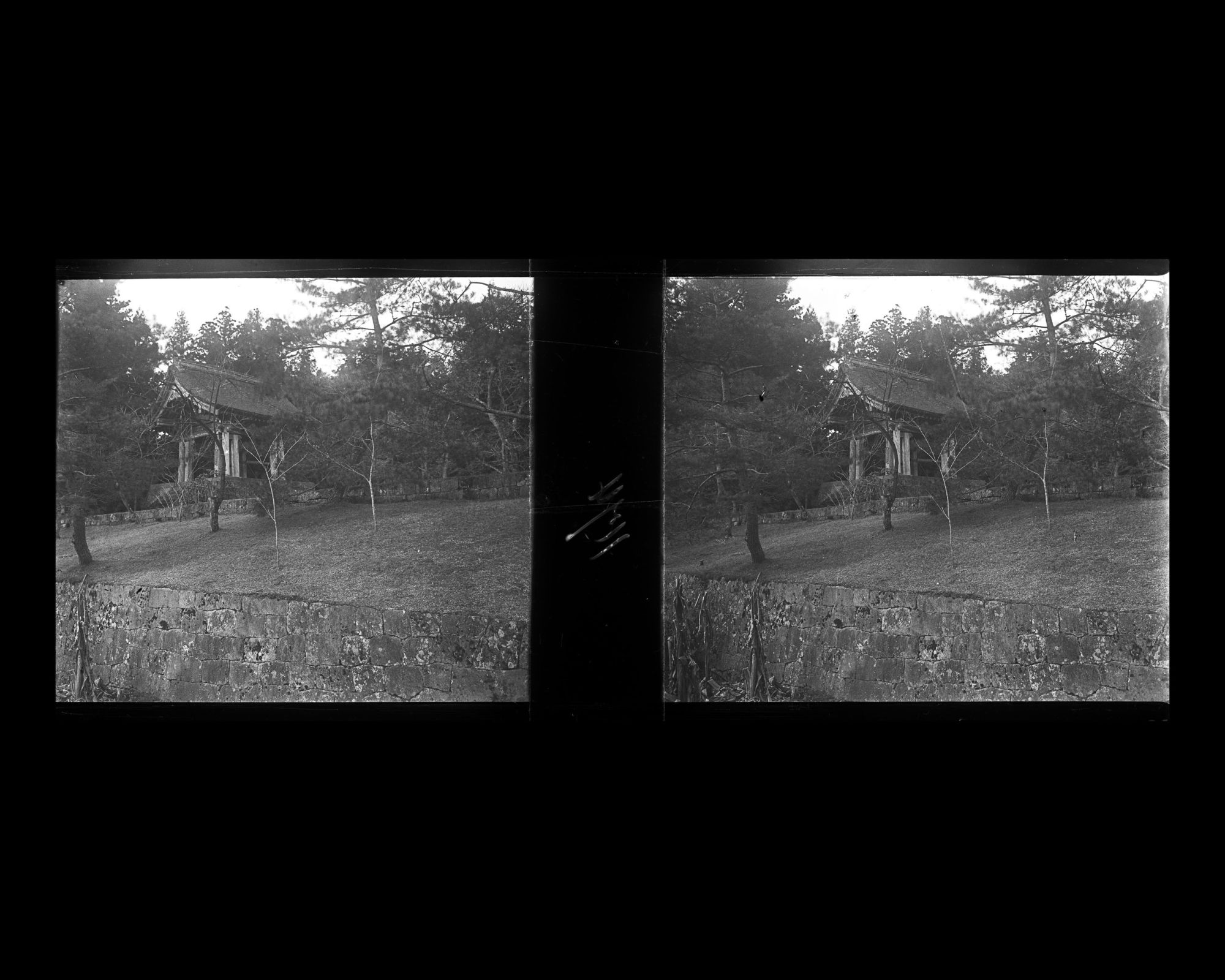 Image représentant Un petit édifice cultuel dépendant du temple Rinno-ji