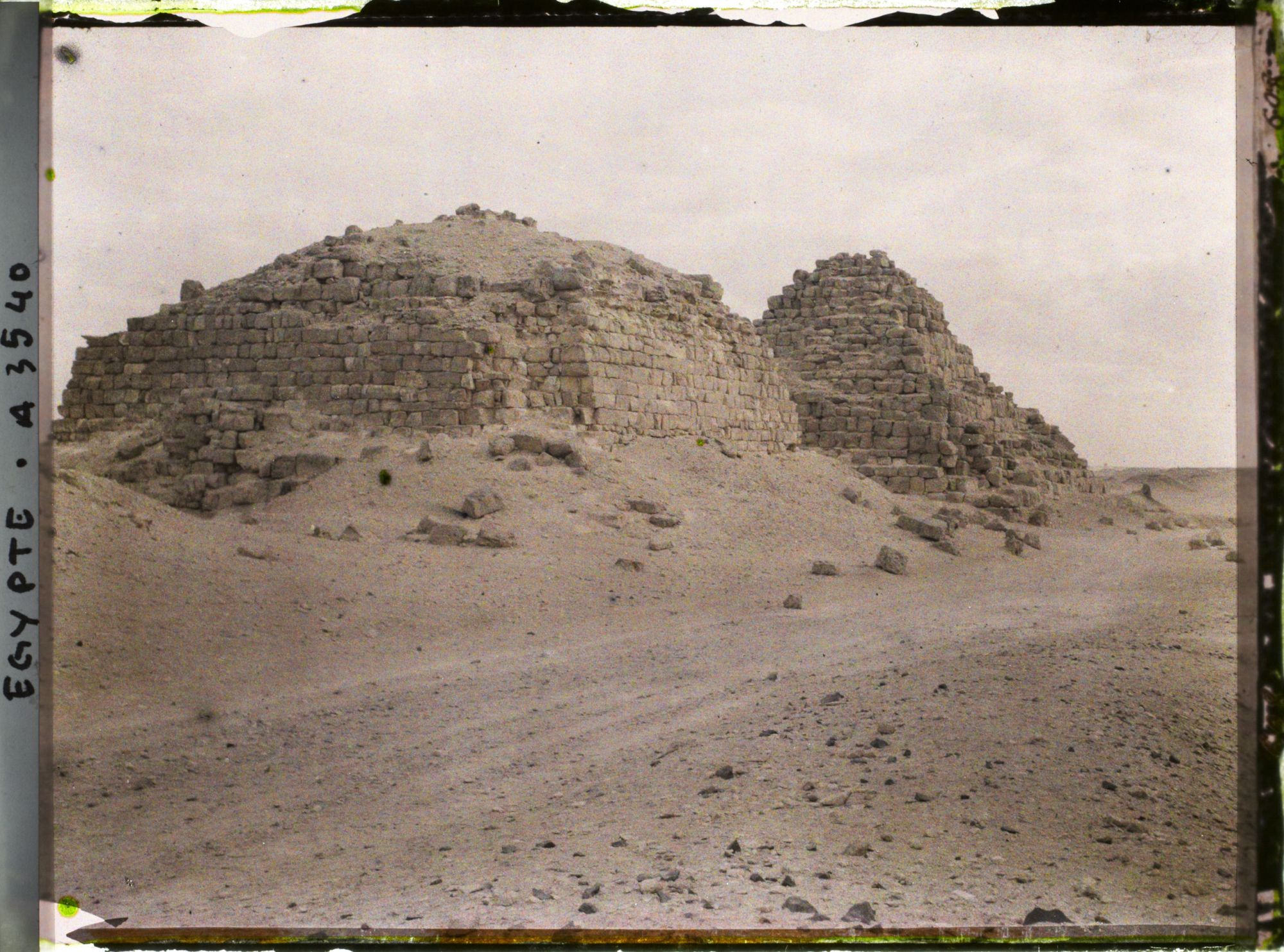 Image représentant Les pyramides de Mérititès 1ère et Hénoutsen