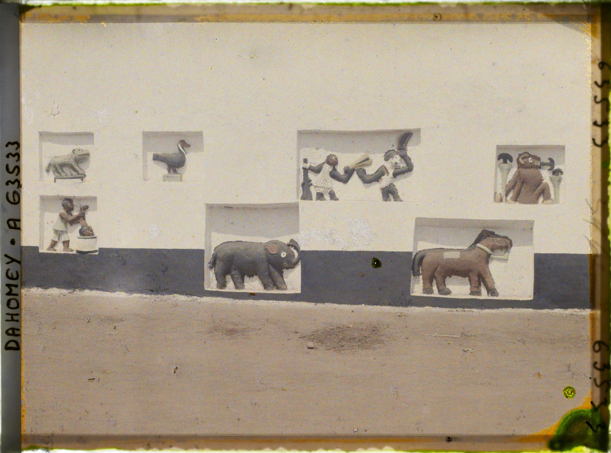 Image représentant Décor en relief du pignon sud-est de l'ajalala (salle de réception) du palais de  null Guézo