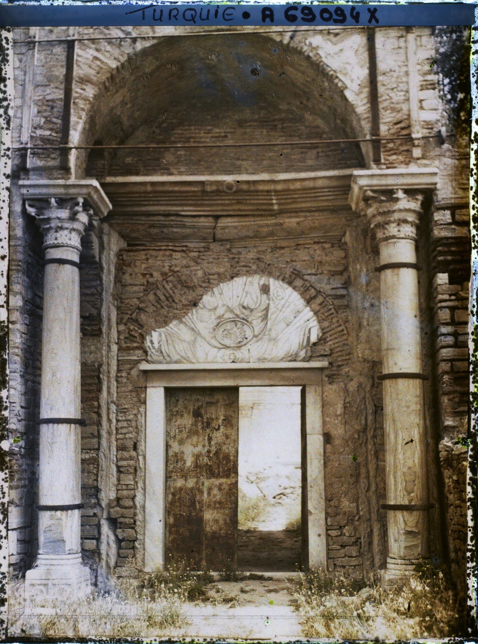 Image représentant Une porte de la forteresse de Yedikule Hisari ("forteresse aux Sept Tours")  appartenant au mur d'enceinte de la ville