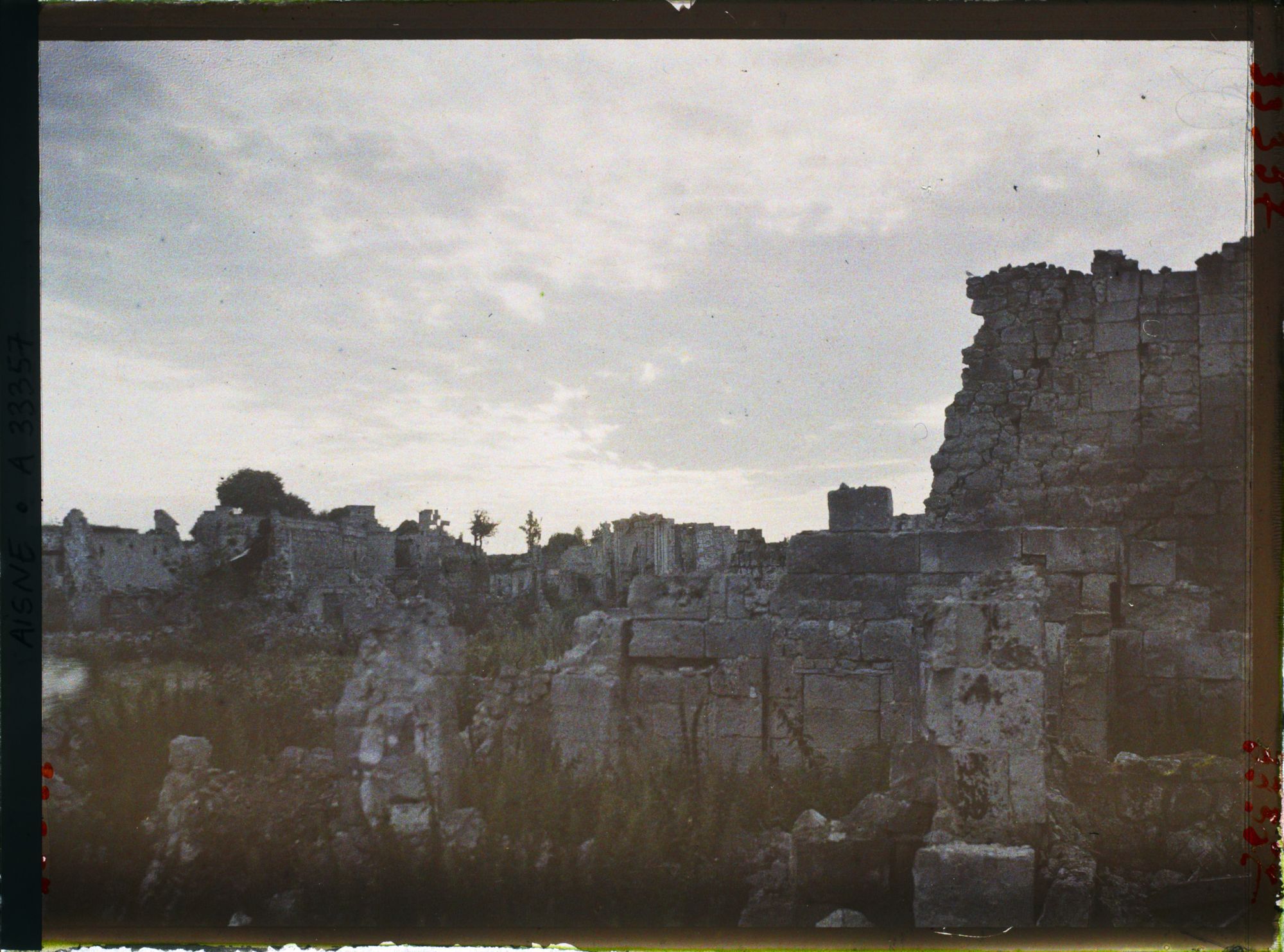 Image représentant France, Coucy le Château, Ruines de Coucy le Château au lever du Jour